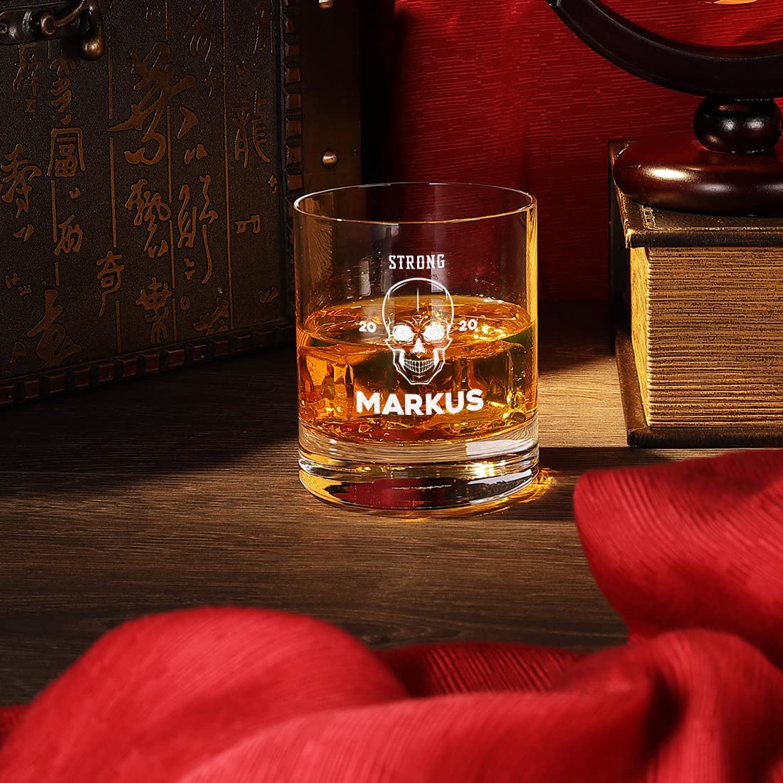 polar-effekt Whisky Skull Karaffe 850 ml Set mit Gravur - Motiv: Totenkopf - personalisiertes Whiskeyglas 320 ml, Tumbler - von Hand gefertigt - Holzfuß - Scotch, Bourbon, Rum - Geburtstagsgeschenk