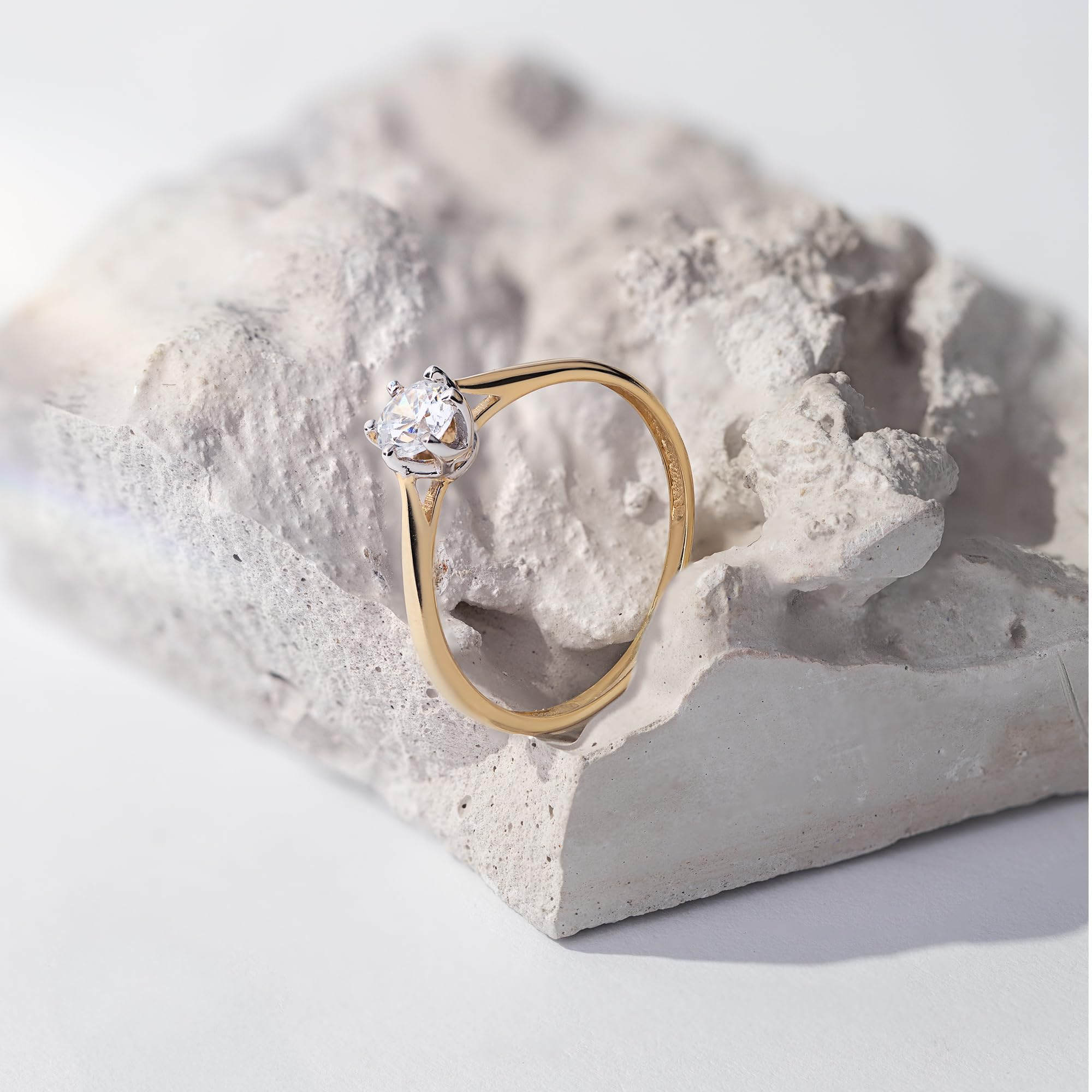 MARKO Goldring Damen 333 Echtgold Verlobungsring mit weißem Stein, klassischer Solitär Ring Gold 8 Karat, eleganter Damenring als Geschenk