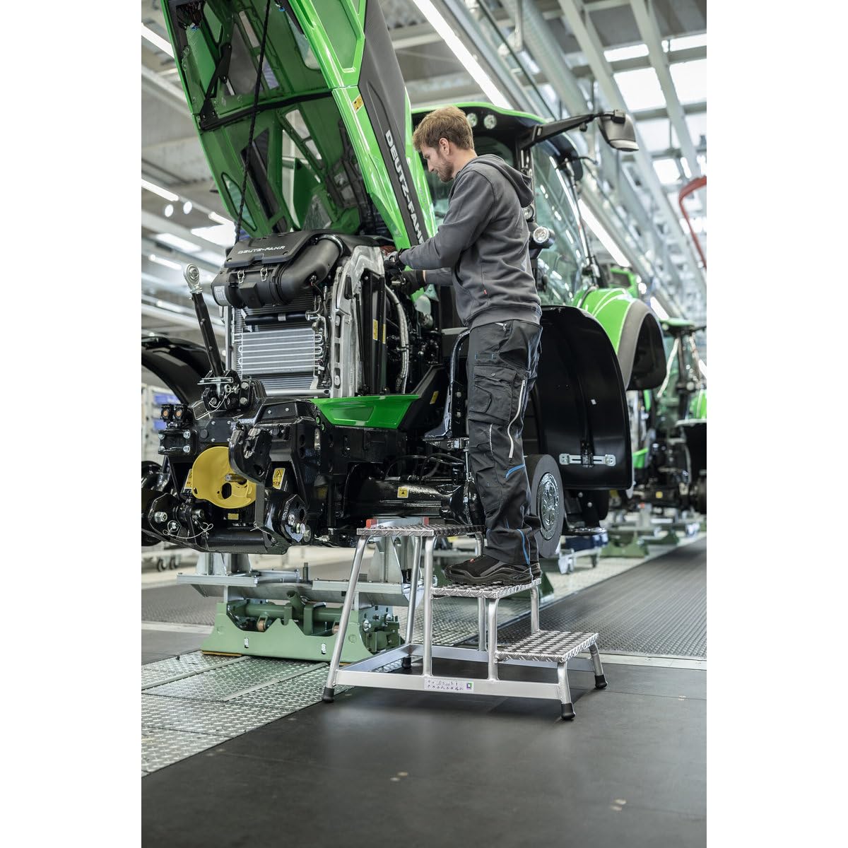 Aluminium-Arbeitspodest, starr, 1 Stufen Arbeitshöhe bis ca. 2,20 m | Robustes Aluminium-Arbeitspodest mit 220 mm tiefer Stufe und großzügiger Trittfläche für einen sicheren Stand