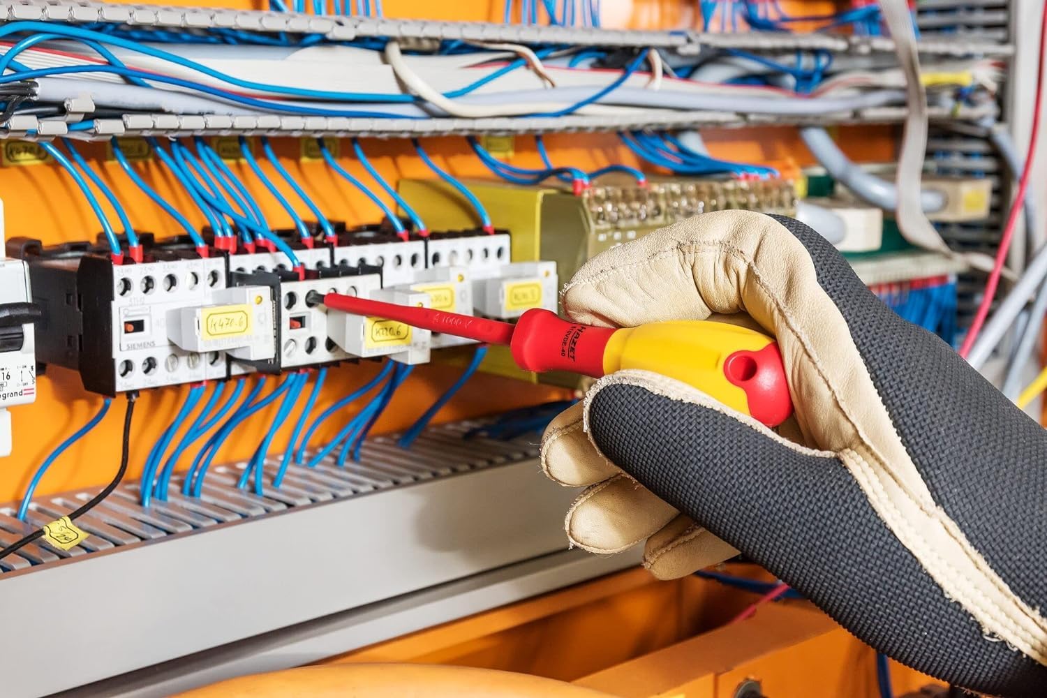 HAZET Elektriker-Schraubendreher-Satz 810/6VDE I 6-teiliges Set mit Kreuz-, und Schlitzschraubendreher in verschiedenen Größen, sowie einen Spannungsprüfer