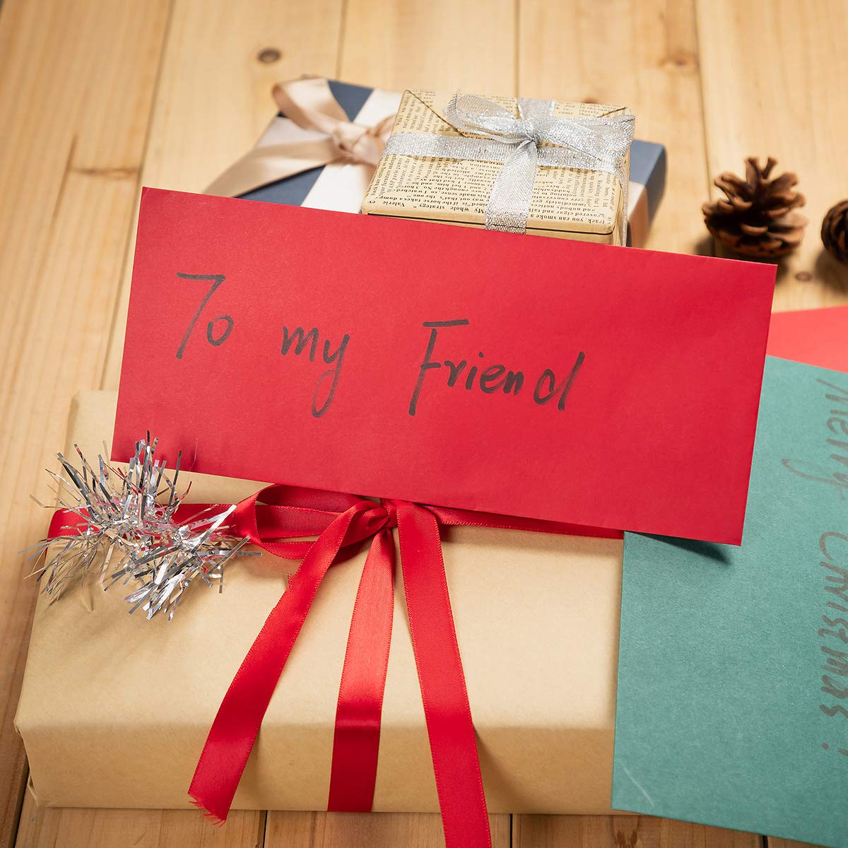 Paquete de 100 sobres de Navidad de color rojo y verde autoadhesivos para tarjetas de felicitación, tarjetas de felicitación, invitaciones, notas de negocios (4 1/8 x 9 1/2 pulgadas)