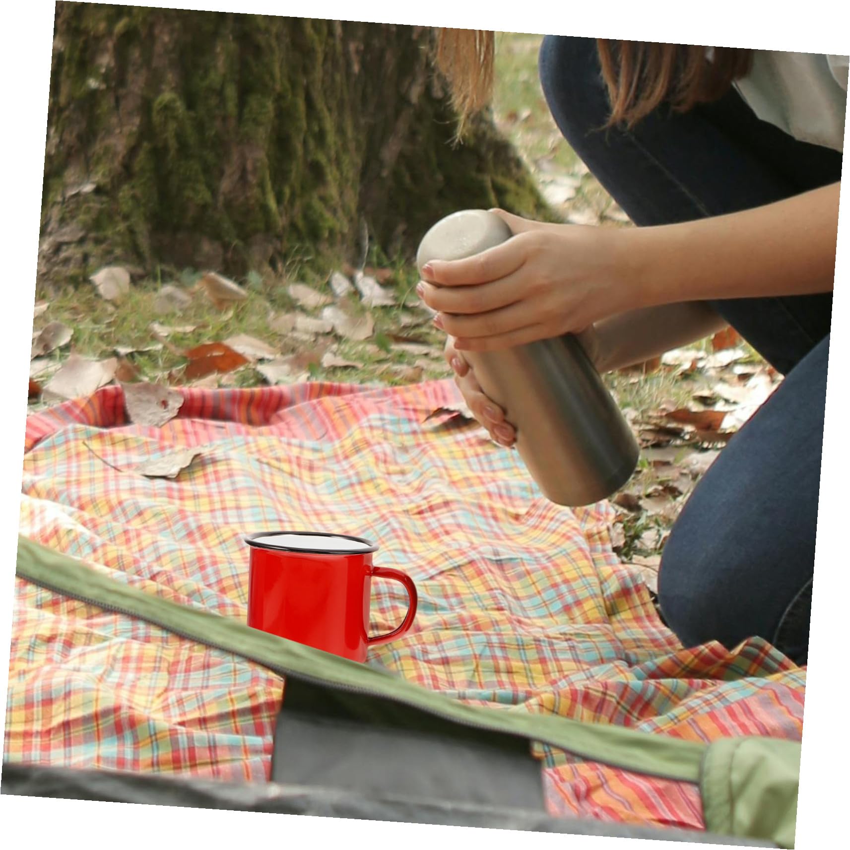 4 Stück Teiliges Vintage Emaille Trinkbecher Retro Camping Becher mit Komfortablem Griff Hitzebeständig und Stabil für Outdoor Picknick Frühstück und Reisen in Rot Gelb Grün Blau