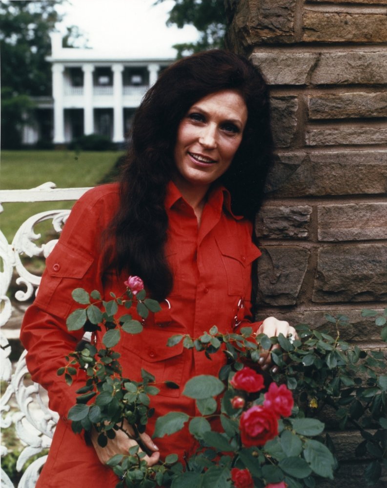 Amazon.com: Loretta Lynn in Red Dress Photo Print (24 x 30): Posters &  Prints