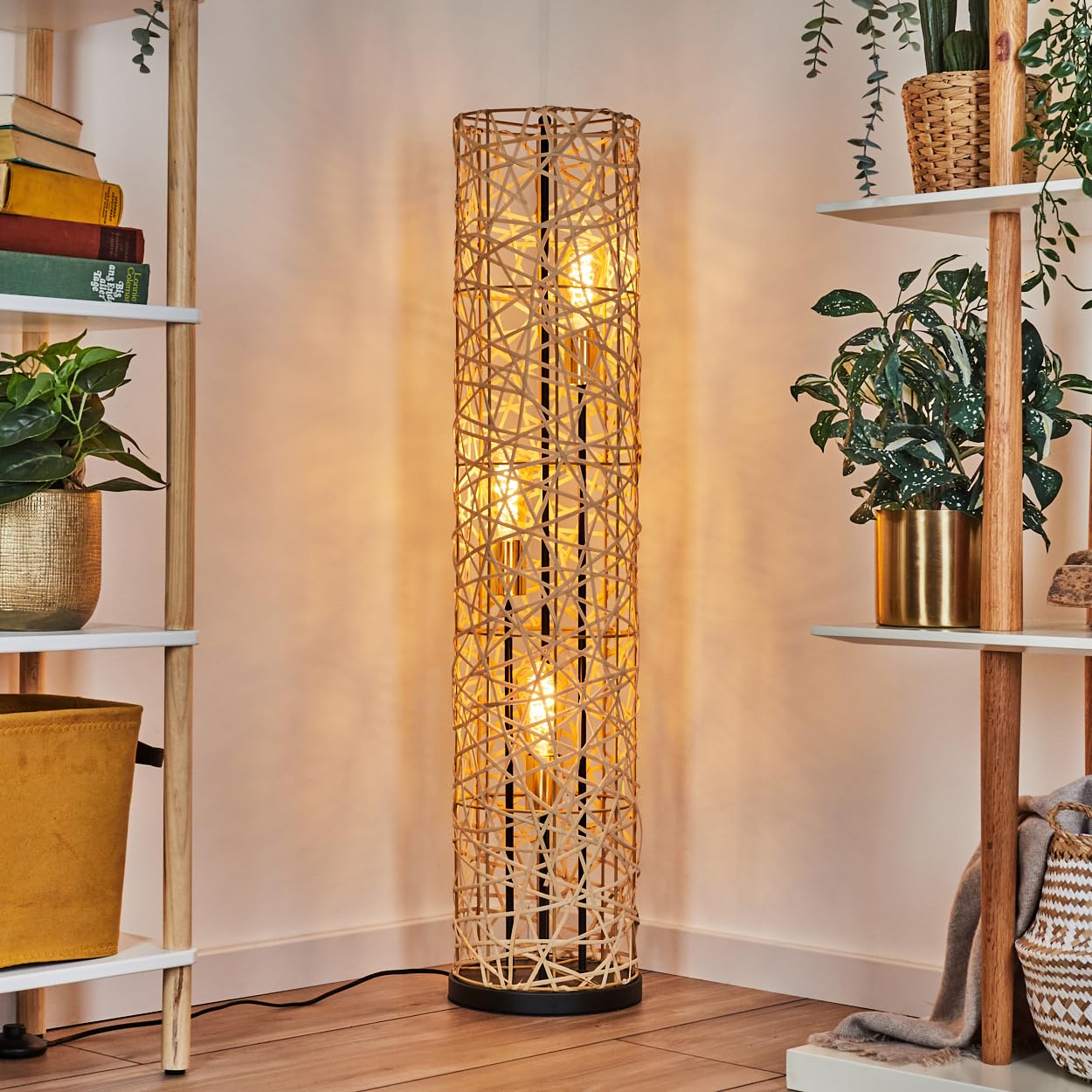 HOFSTEIN Stehleuchte Nordby, Stehlampe aus Metall/Bambus in Schwarz/Gold/Natur, Leuchte im Skandinavischen/Boho-Design mit Fußschhalter u. Lichteffekt, E27, Wohnzimmer, Schlafzimmer, Esszimmer, Büro