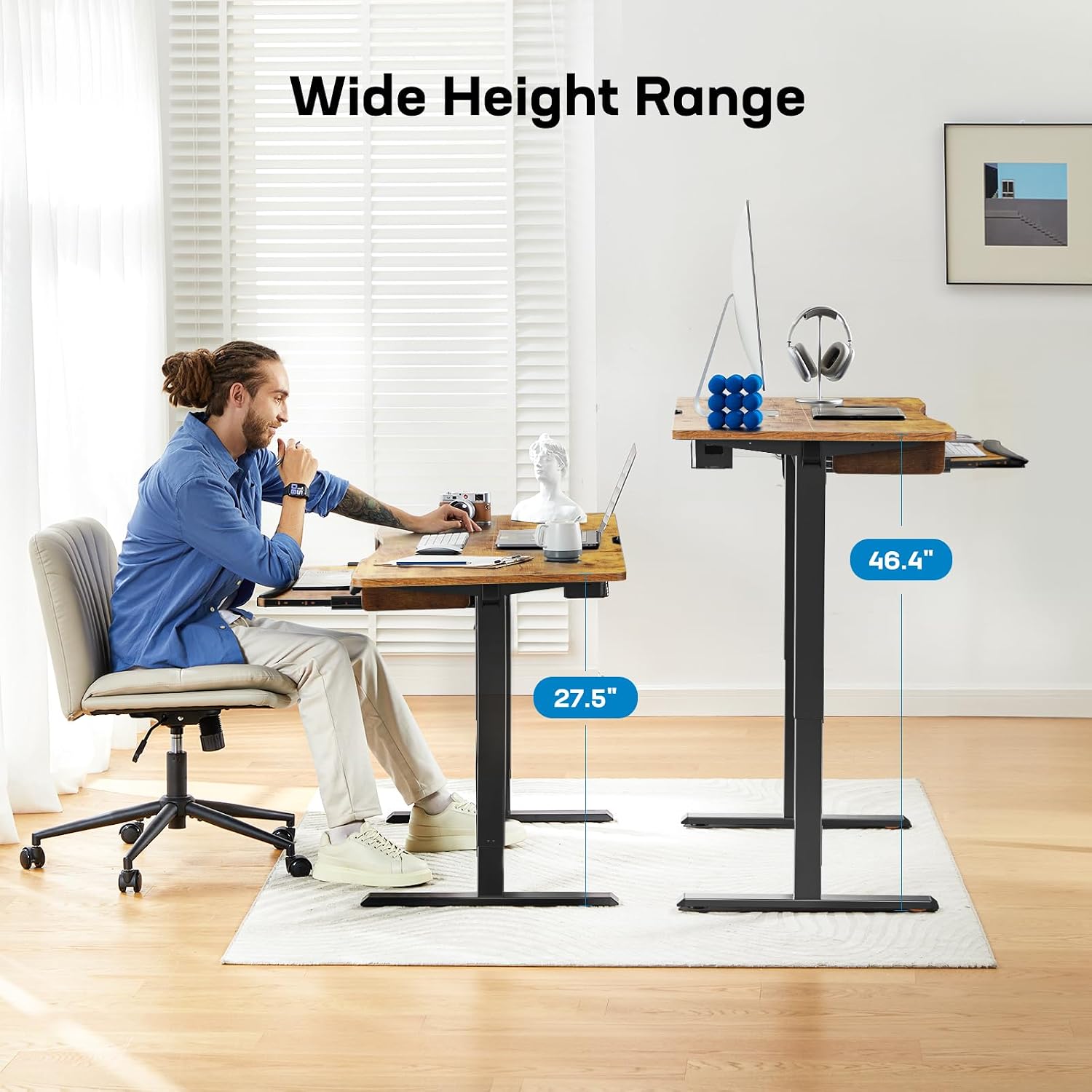 A person sitting at a HUANUO standing desk set to 27.5 inches and another standing at the same desk set to 46.4 inches, demonstrating the wide height range.