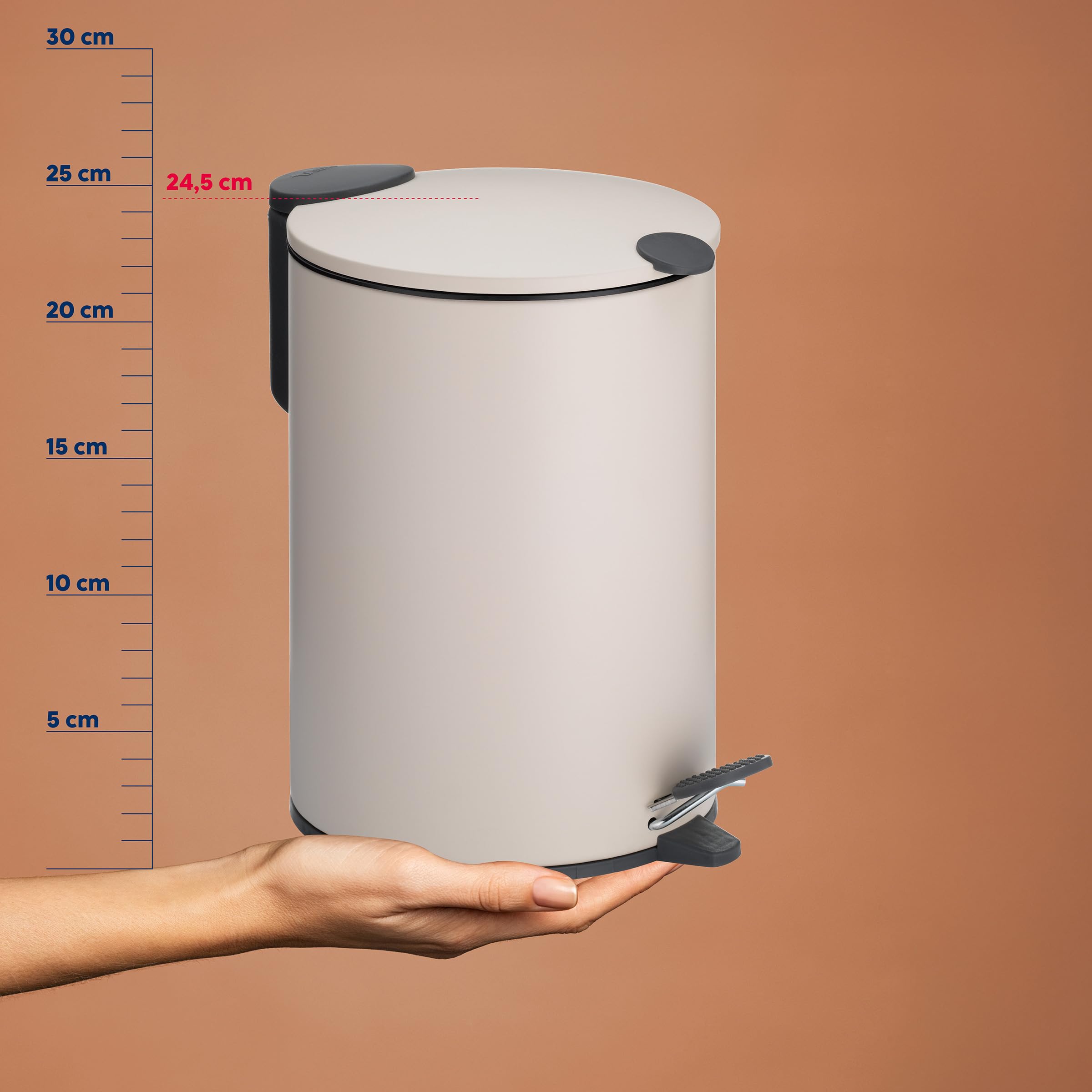 kela Secchio per cosmetici 3 l beige opaco, coperchio con chiusura silenziosa, pattumiera a pedale per bagno MATS, pattumiera da bagno con secchio interno e manici per il trasporto