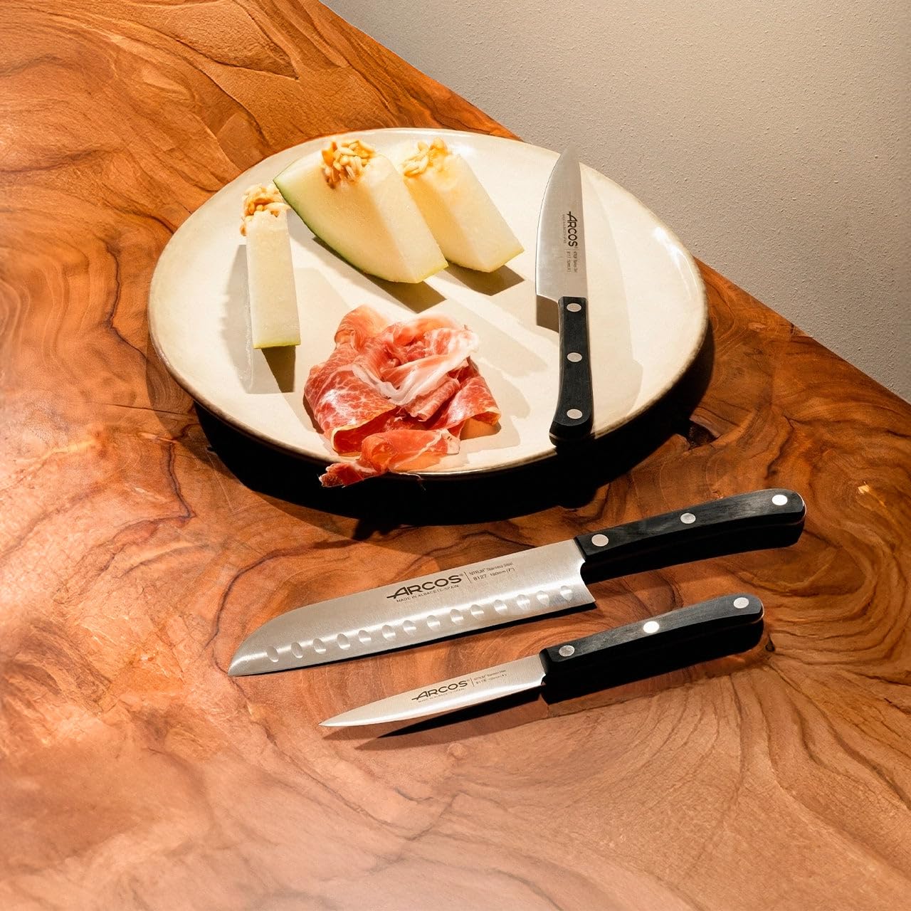 Arcos Serie Europa - Set de Cuchillos de Cocina 3 piezas (Mondador + Cocina + Santoku) - Hoja de Acero Inoxidable NITRUM - Mango de Polioximetileno (POM) - Color Negro
