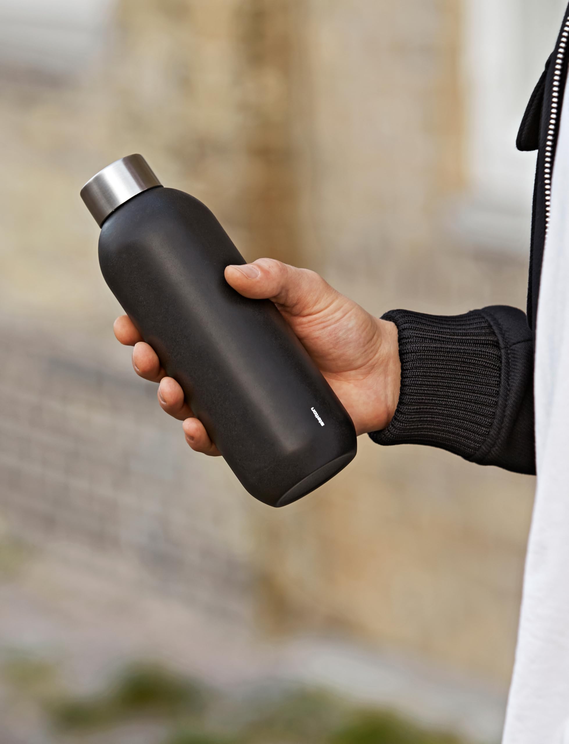 Stelton Thermosflasche Keep Cool - Thermo-Trinkflasche - Doppelwandige Isolierkanne - Moderner Design-Thermobecher für Wasser, heiße & kalte Getränke, Kaffee, Tee - 0,6 Liter, Schwarz