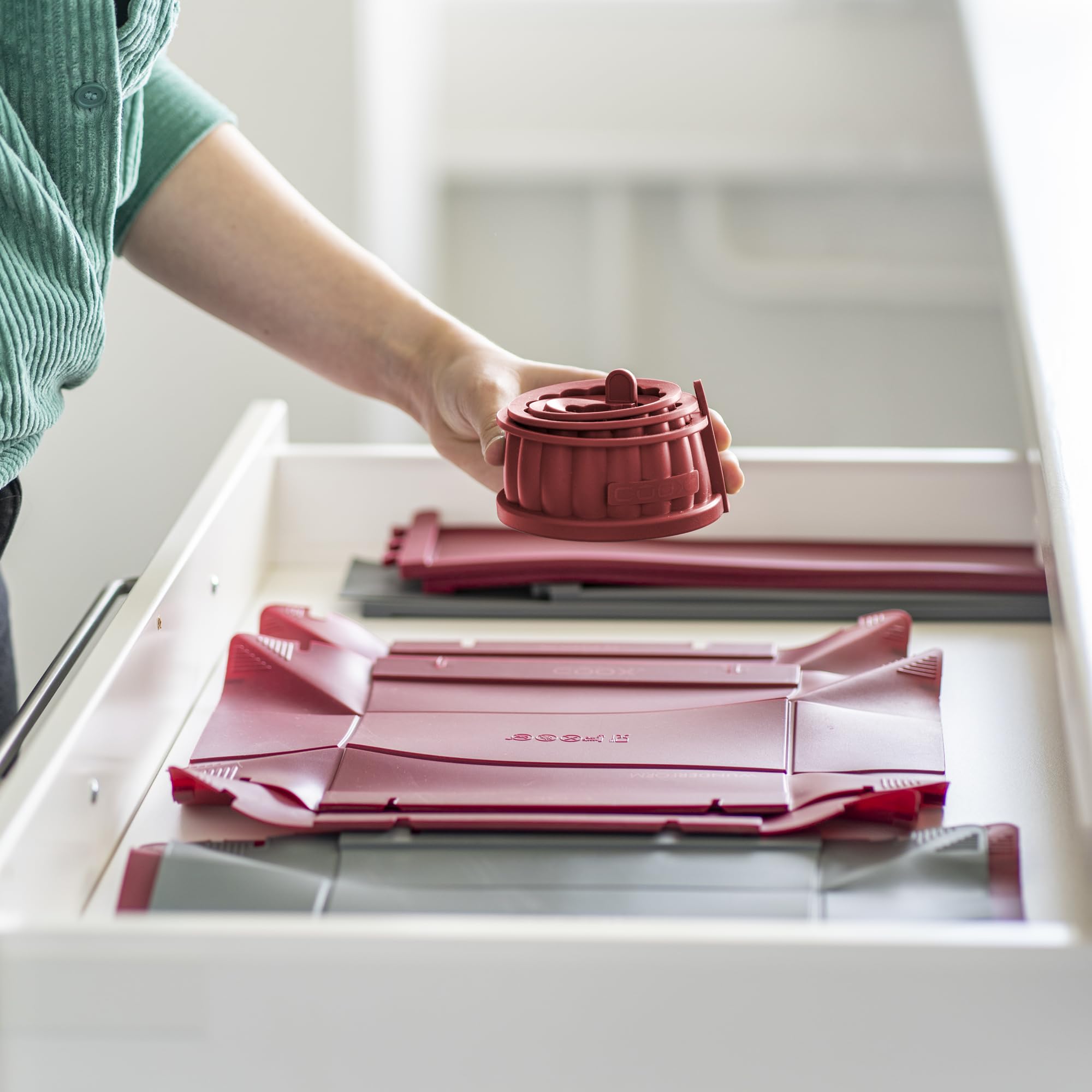 coox Quicheform mit Glasboden ⌀ 26 cm und Glasfüßen in Rot, perfekt backen und direkt auf dem Glasboden servieren und schneiden