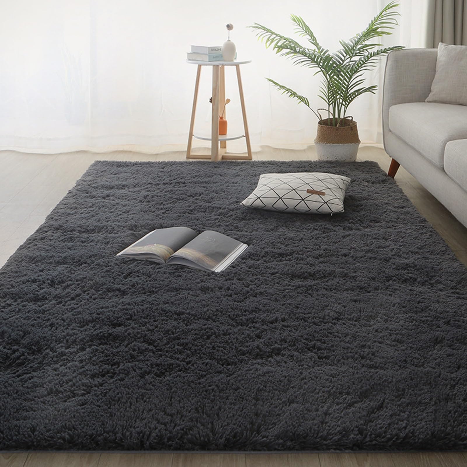 Tapis moderne antidérapant gris foncé pour sécuriser un sol glissant
