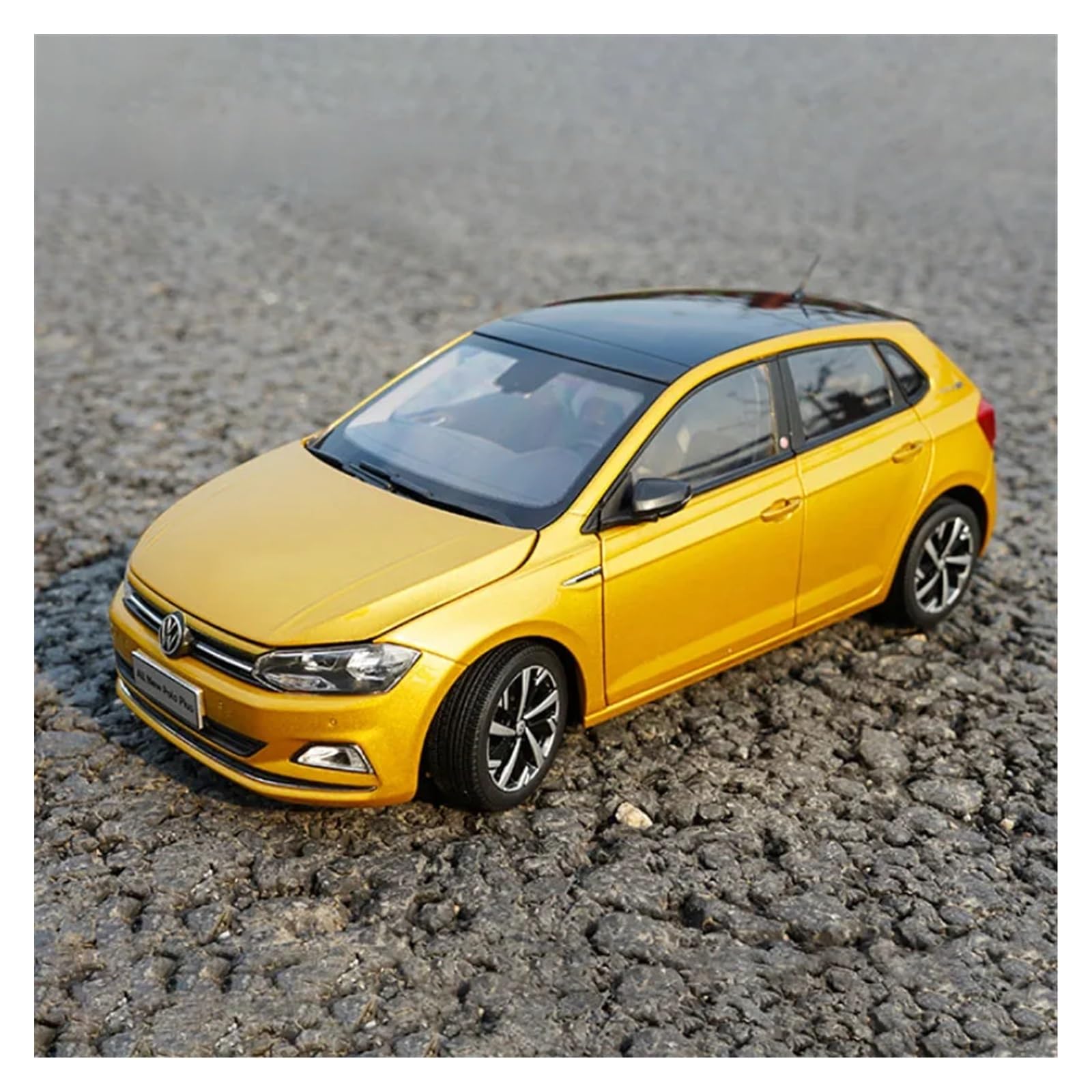 Amazon | ミニカーモデル 1:18 フォルクスワーゲン ポロ プラス