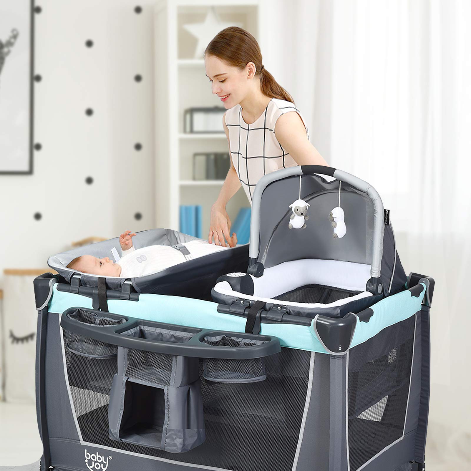 GOPLUS Lit Parapluie, Lit Bébé Pliable en Tissu Oxford avec Frein et Accessoires-Table à Langer, Panier, Jouets, Centre Musical et Sac de Transport pour Bébé 0-36 Mois, Vert