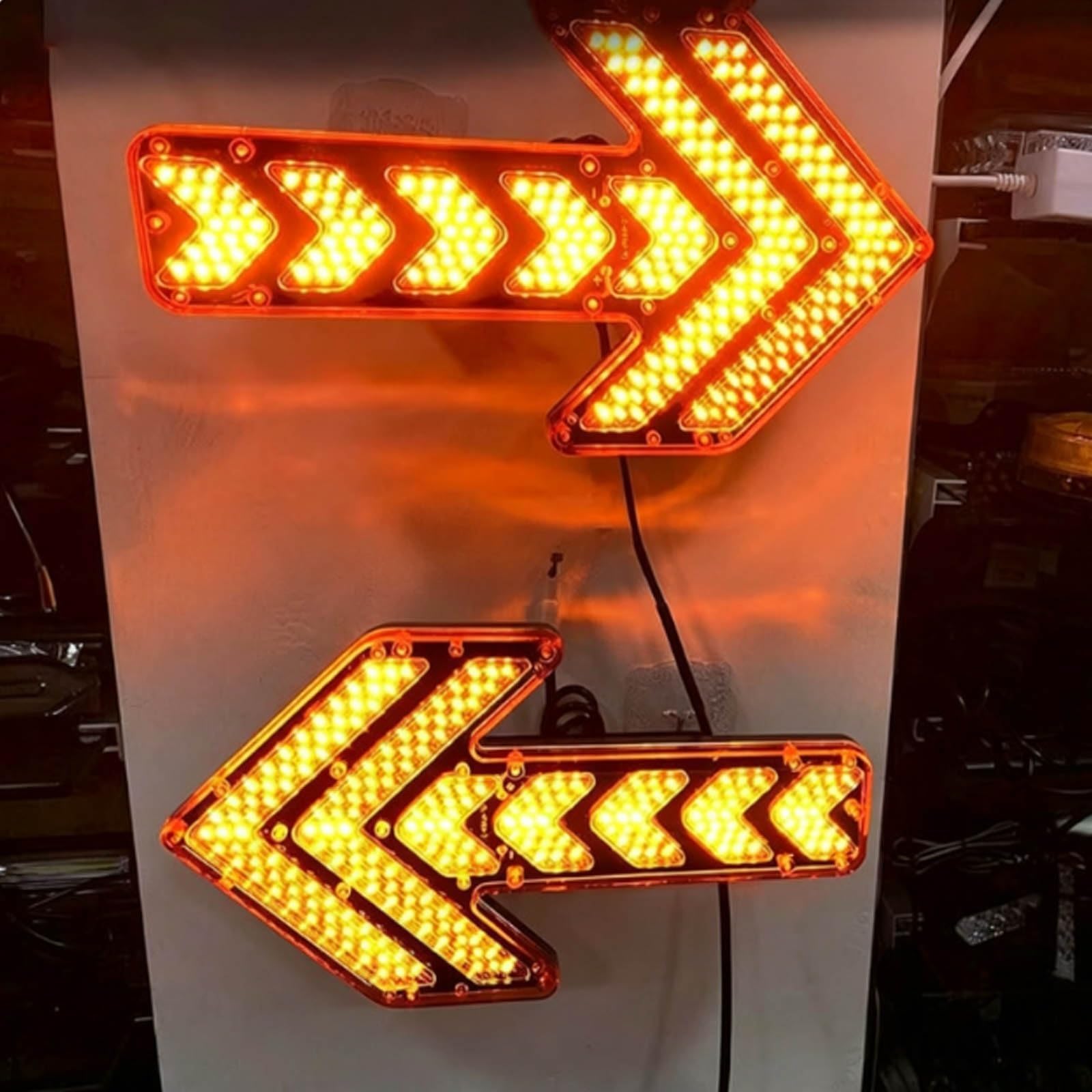 Led-Verkehrsleitsystem Arrow Stick, Extrem Helles, Blinkendes Warnlicht | Hochbelastbare Doppelschichtige Pc-Pfeilschilder Links/Rechts FüR Wasser & Feuerwehrfahrzeuge Inklusive Halterungen(Yellow)