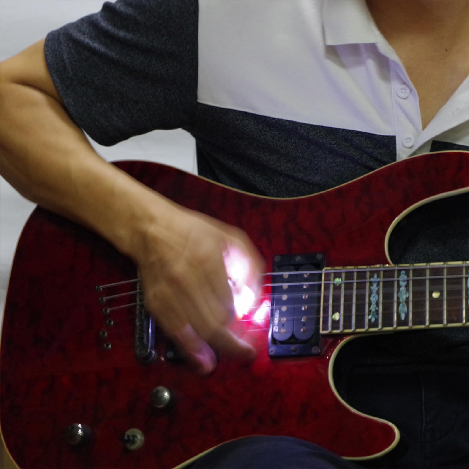 Plettro luminoso per chitarra folk unico plettro per chitarra acustica con luce LED reolacement antiscivolo luce colorata plettro per chitarra a LED Accessori per chitarra acustica