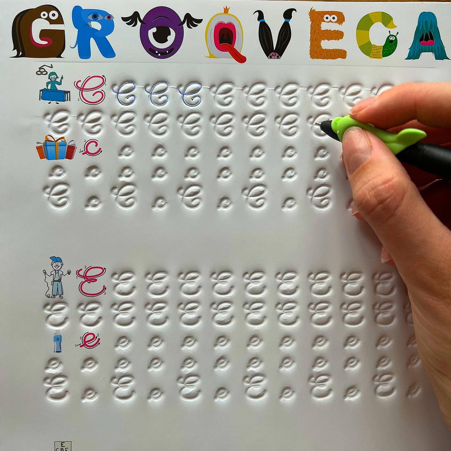GROOVE Calligraphy Cahiers Réutilisables – Alphabet, Cursive, Numéros, Dessins – 4 Manuels A4 avec Rainures Premium + Stylo Magique + 5 Recharges + Correcteur de Posture des Doigts