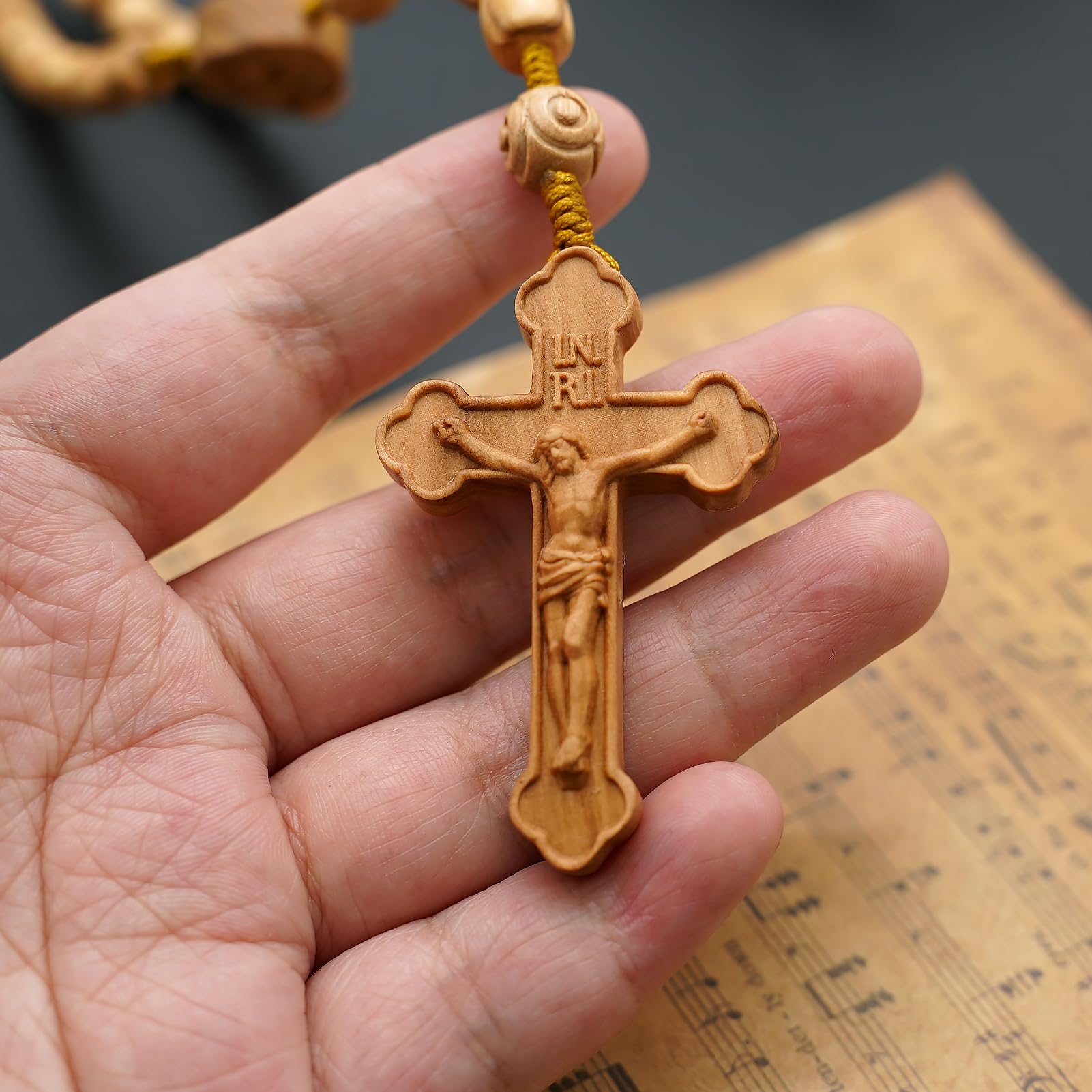 Koraliki z drewna oliwnego, katolicki różaniec naszyjnik z krucyfiksem INRI | Medal Maryi Dziecka, Rzeźbione Drewniane Koraliki, Złoty Sznurek Sznur 2 cm Medalion Środkowy, 5,5 cm Krucyfiks