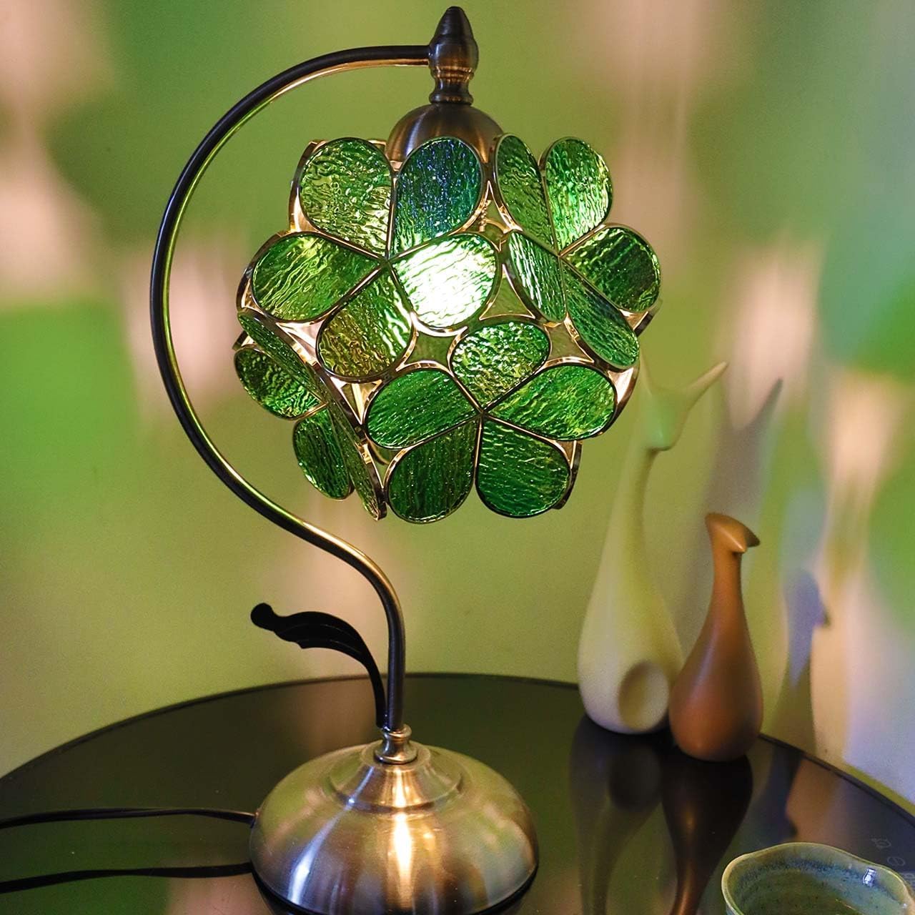 Bieye L30875 Lampa stołowa w stylu Tiffany z witrażem i płatkami kwiatów, z mosiężną podstawą do dekoracji wnętrz (zielona, 20 cm kwiat wiśni)