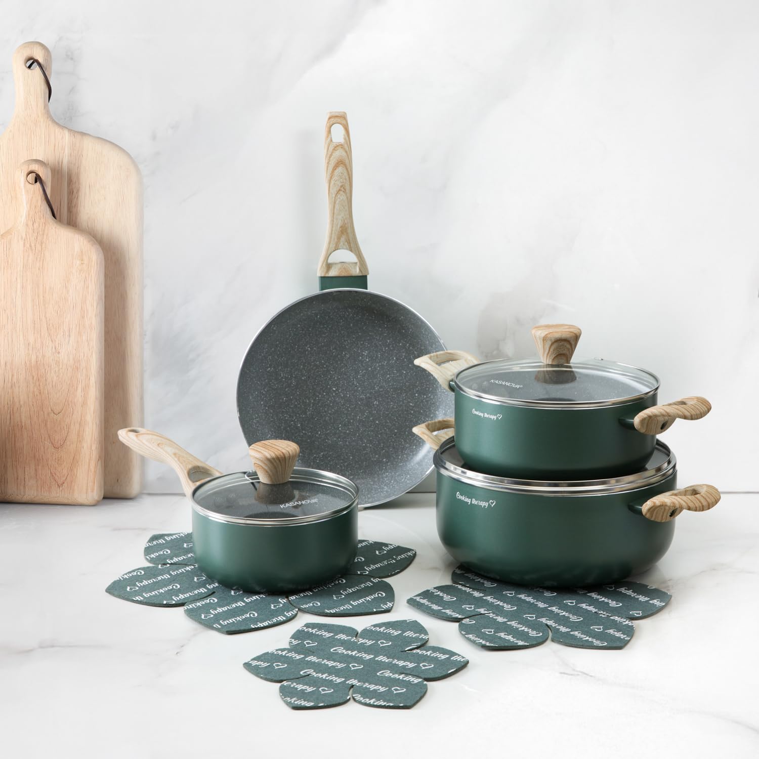 KASANOVA Zestaw garnków Cooking Therapy. Zestaw garnków indukcyjnych i patelni nieprzywierających z łopatką, kompletny zestaw kuchenny z napisem laserowym i uchwytami o efekcie drewna. (10 sztuk)