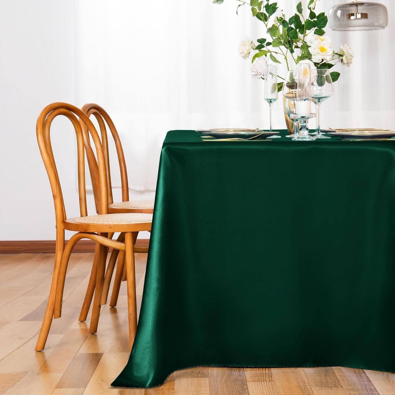 Nappe satinée lisse vert émeraude 145 x 220 cm au fini luxueux
