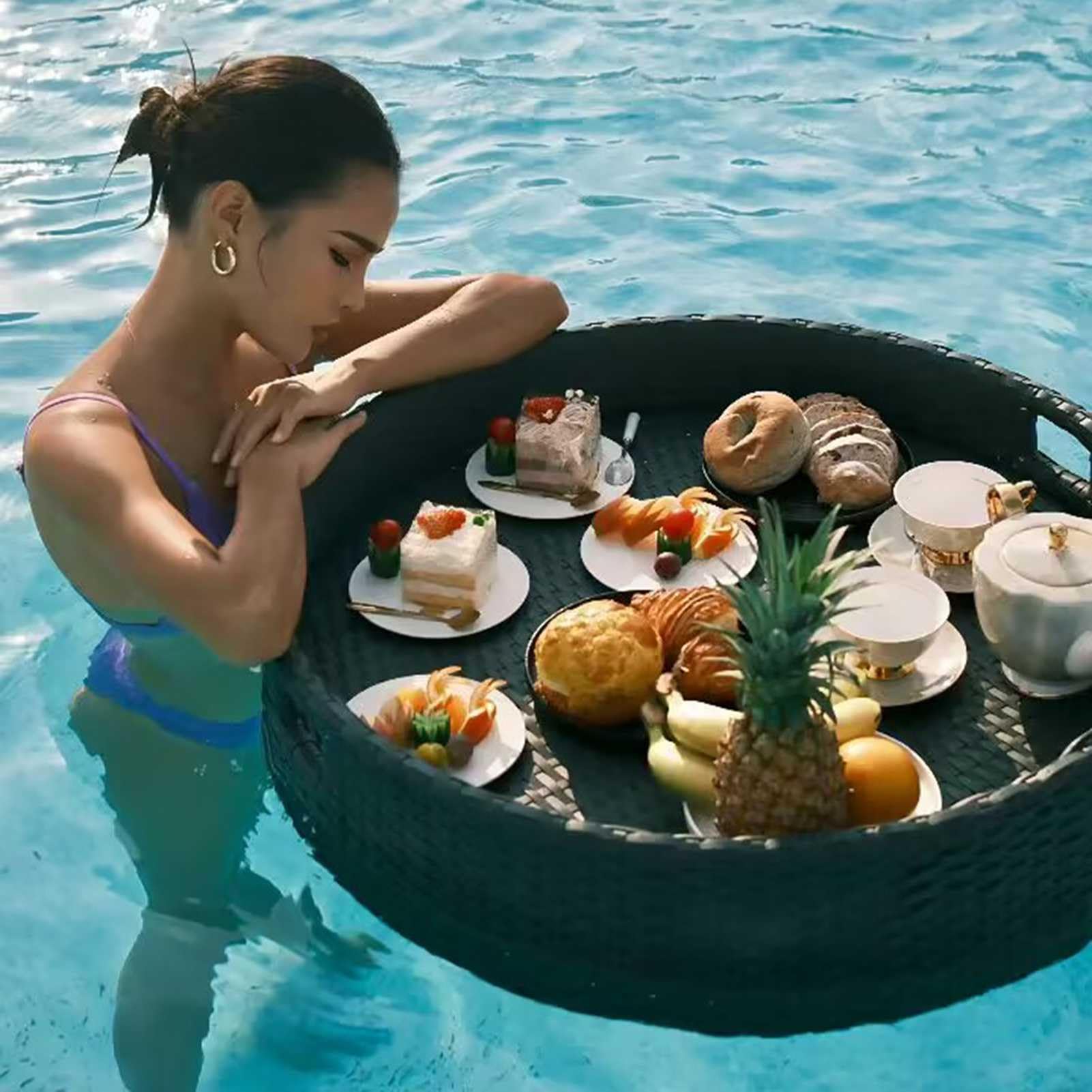Vassoio Galleggiante in Rattan per Piscina con Manici, Vassoio Galleggiante per Bevande e Snack, Vassoio Galleggiante per Piscina, Accessori per Piscina, Decorazioni per Spiaggia e Feste.
