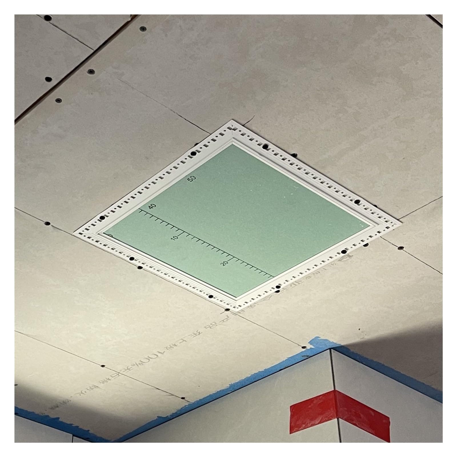 Trappe d'inspection avec couvercle rabattable invisible