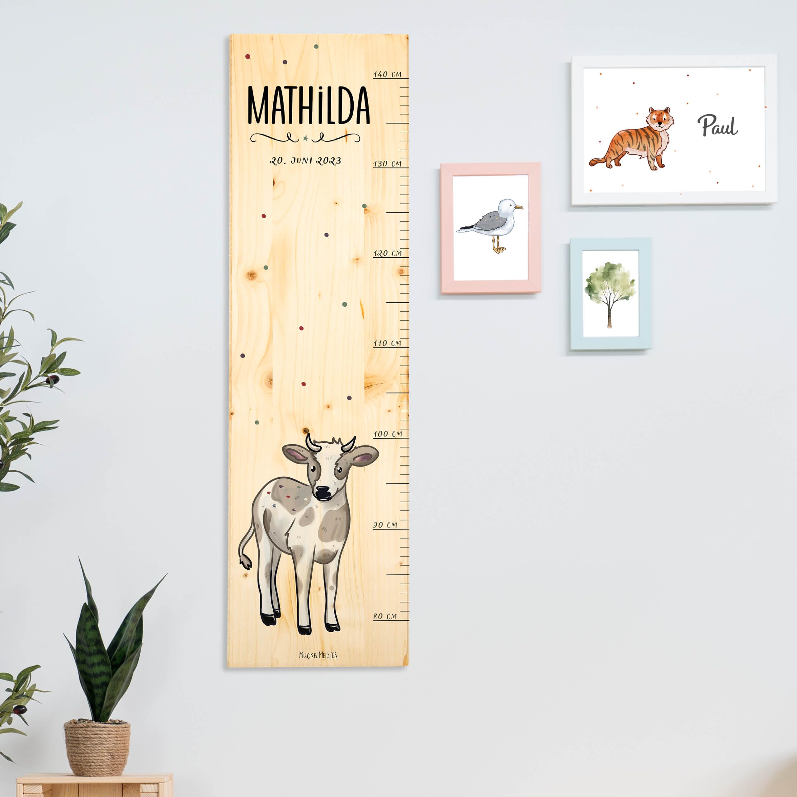 Muckelmeister Messlatte Kinder aus Holz personalisert 80-140cm - Muckelfreunde - 70x20x2cm Kinderzimmer Deko - Geschenke zur Geburt - Maßband Kinder Wand - Geschenkidee Kleinkind - Kuh