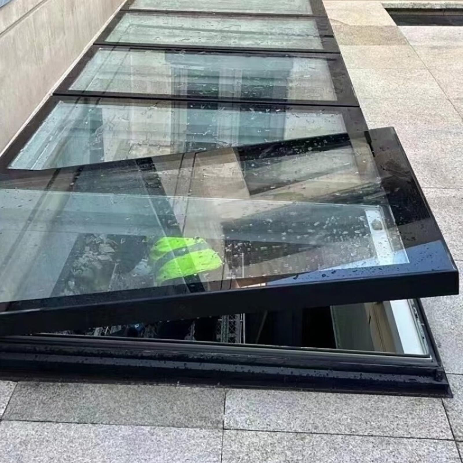 Tragaluz a control remoto con sensor de lluvia, tragaluces de ventilación para ático y solárium, vidrio templado de doble capa, fácil instalación (100 x 90 cm)