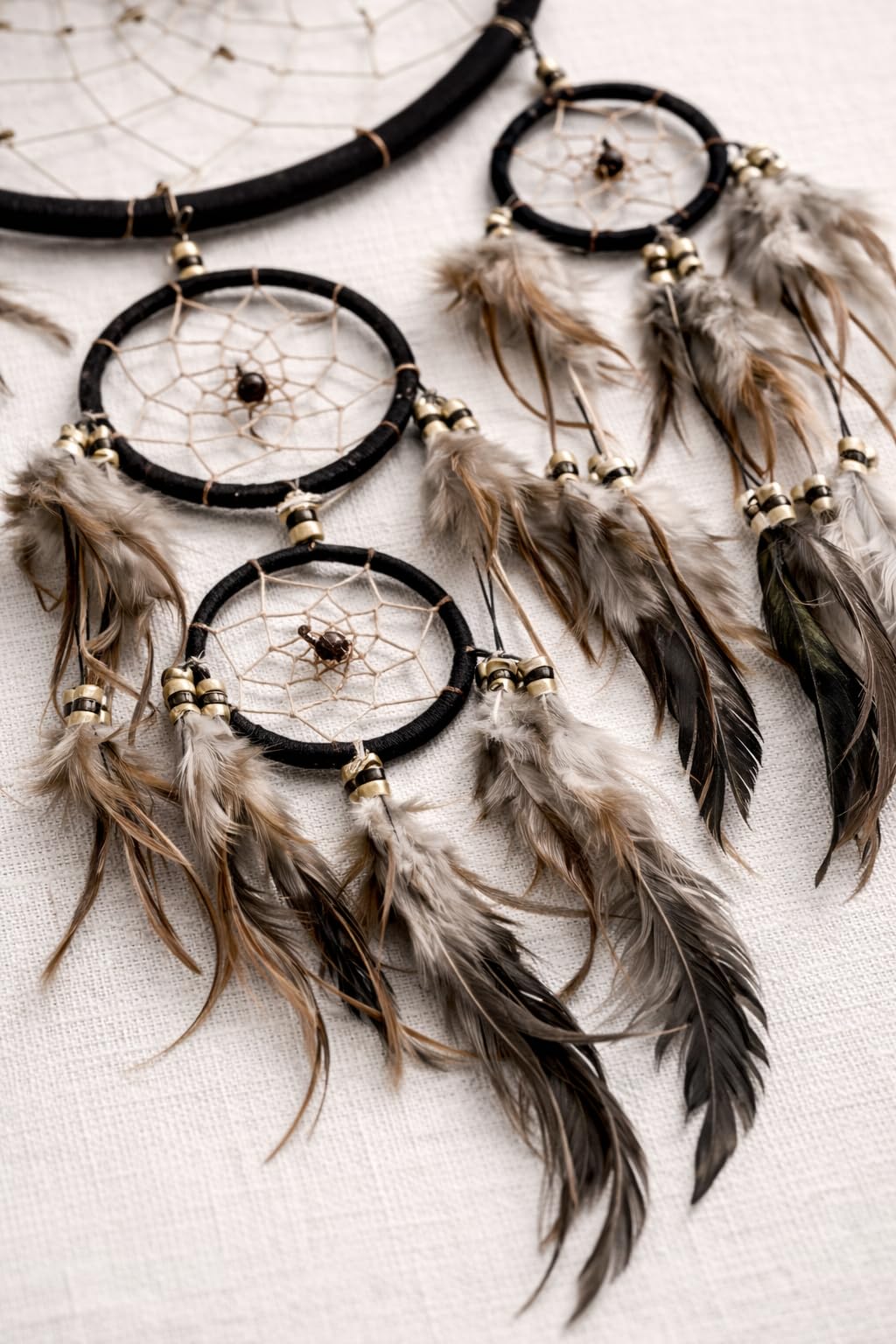 OMA Schwarzer Traumfänger, Wandbehang mit Tigeraugen-Steinen und Federn, schwarzes Wildleder, traditioneller Traumfänger, Boho, Heimdekoration, Schlafzimmer, Dekoration, Geschenk, große Größe – 71,1