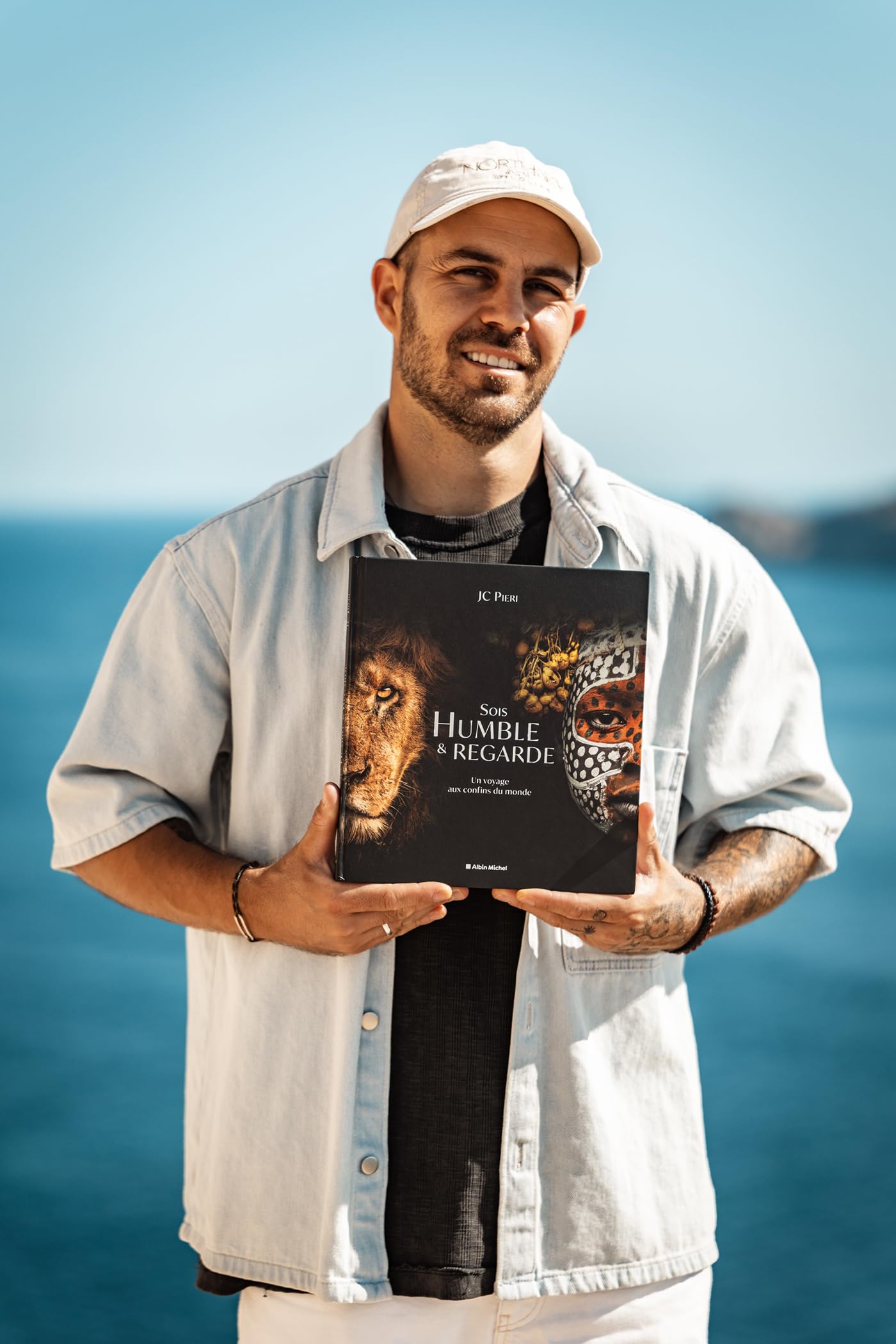 Sois humble et regarde: Un voyage aux confins du monde