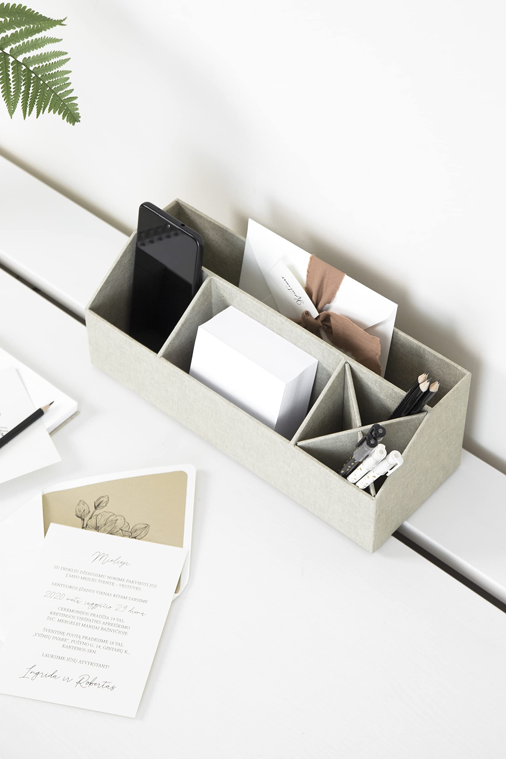 Bigso Box of Sweden Organizer scrivania con 4 scomparti - Scatola da scrivania per note, graffette, penne e altro - Portacancelleria in fibra di legno e carta effetto lino - beige