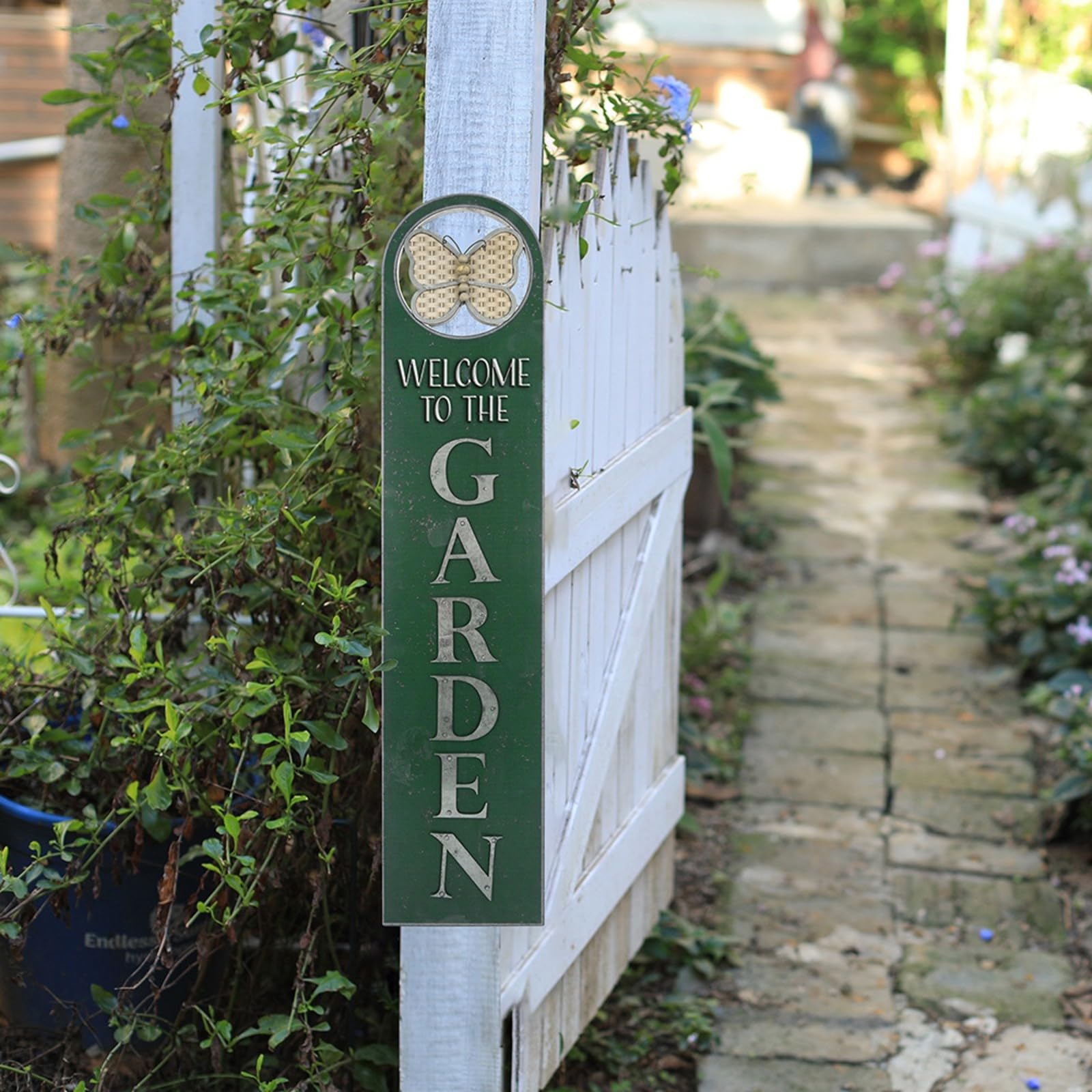 Vertikales schild aus mit Schmetterling Verzierung Willkommensschild mit Erhabenen Buchstaben Und Antikem Finish für Haustür Gartenmauer Und Sitzbereich