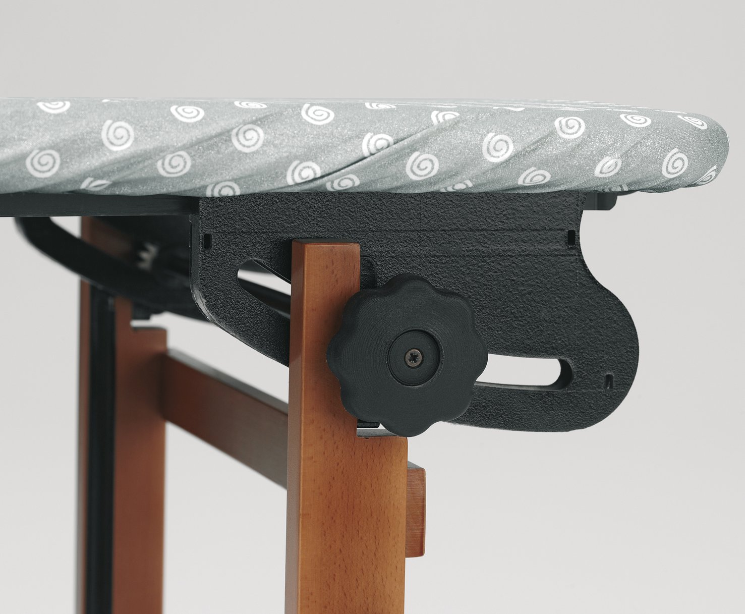 Tavolo Da Stiro BRAVO, Legno - Chiudibile - Regolabile - Finitura Ciliegio - Arredamenti Italia Group