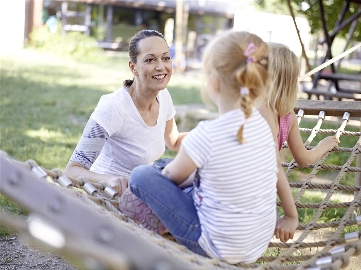 Bauerfeind - OmoTrain S - Shoulder Support - Helps Provide Support for Shoulder Joint & Mobility to Restore Function, Helps Relieve Pain - Right Shoulder - Size 3 - Color Titanium : Health & Household