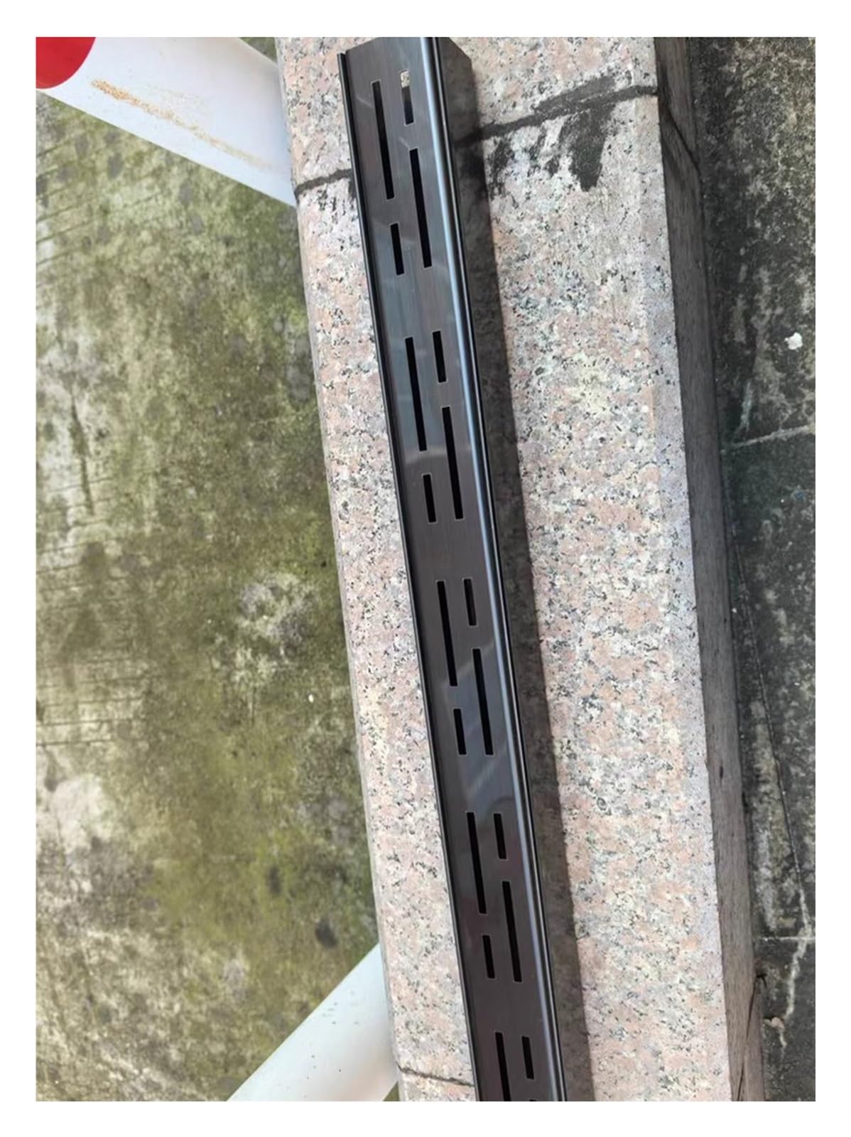 Odwadniacz zewnętrzny – zestaw rynny o długości 99 cm z metalową kratką do ogrodu, na taras, basen, chodnik i garaż - pokrywa ze stali nierdzewnej (czarny, zestaw 2 sztuk)