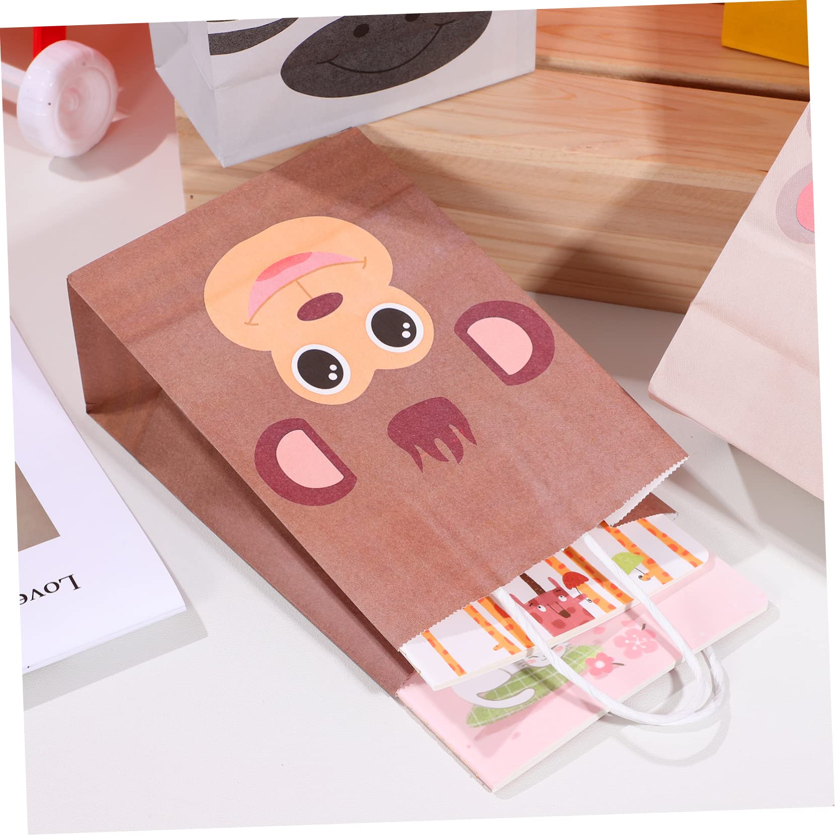 GOOHOCHY 24 Stück Papiertüten mit Henkel aus Kraftpapier für Kindergeburtstage Geschenktüten mit Tiermotiven 21x15x8cm als Partytüten für Kinder