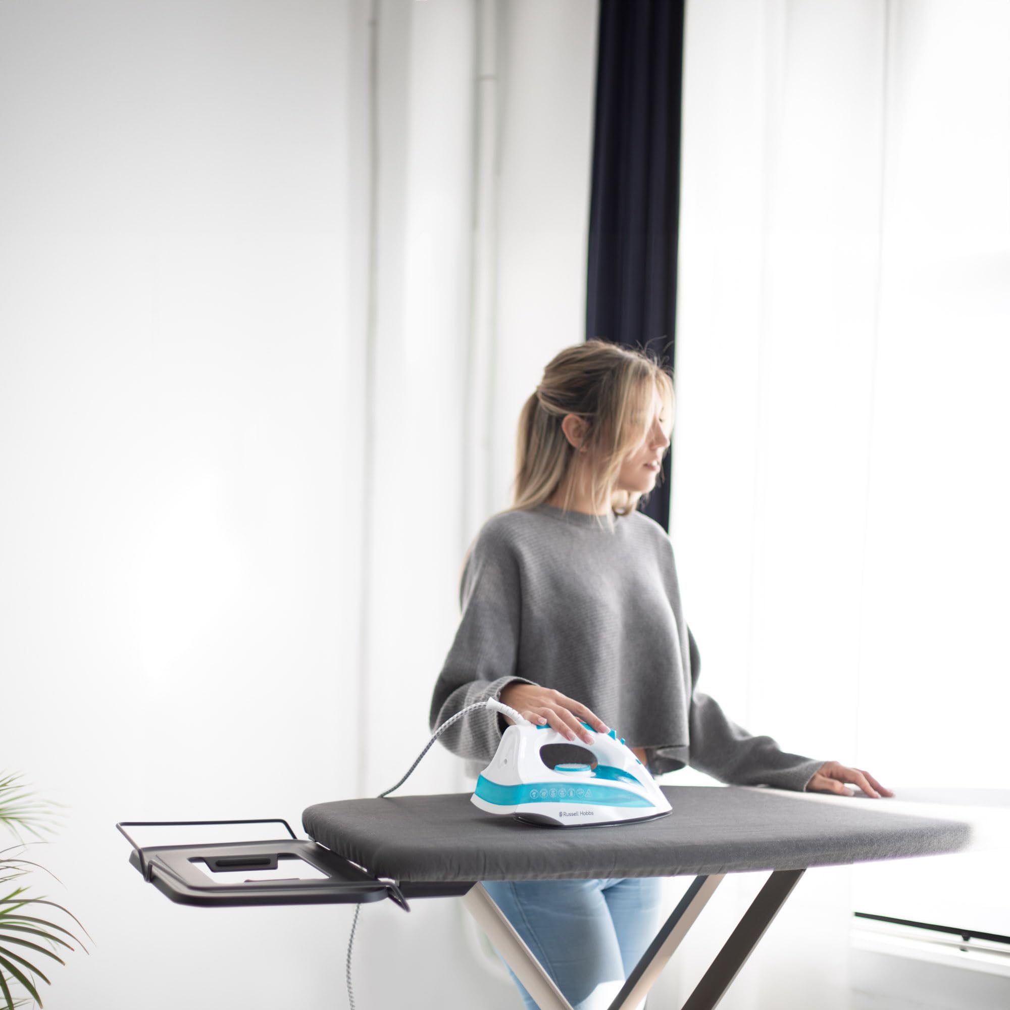 GoldVIP Table à Repasser Grande et Professionnelle | 130x47 cm | Pliable, Robuste et Stable | Hauteur Réglable | roulettes | Surface XXL Large | Aluminium | Idéale Centrales Vapeur | Fabriquée Europe