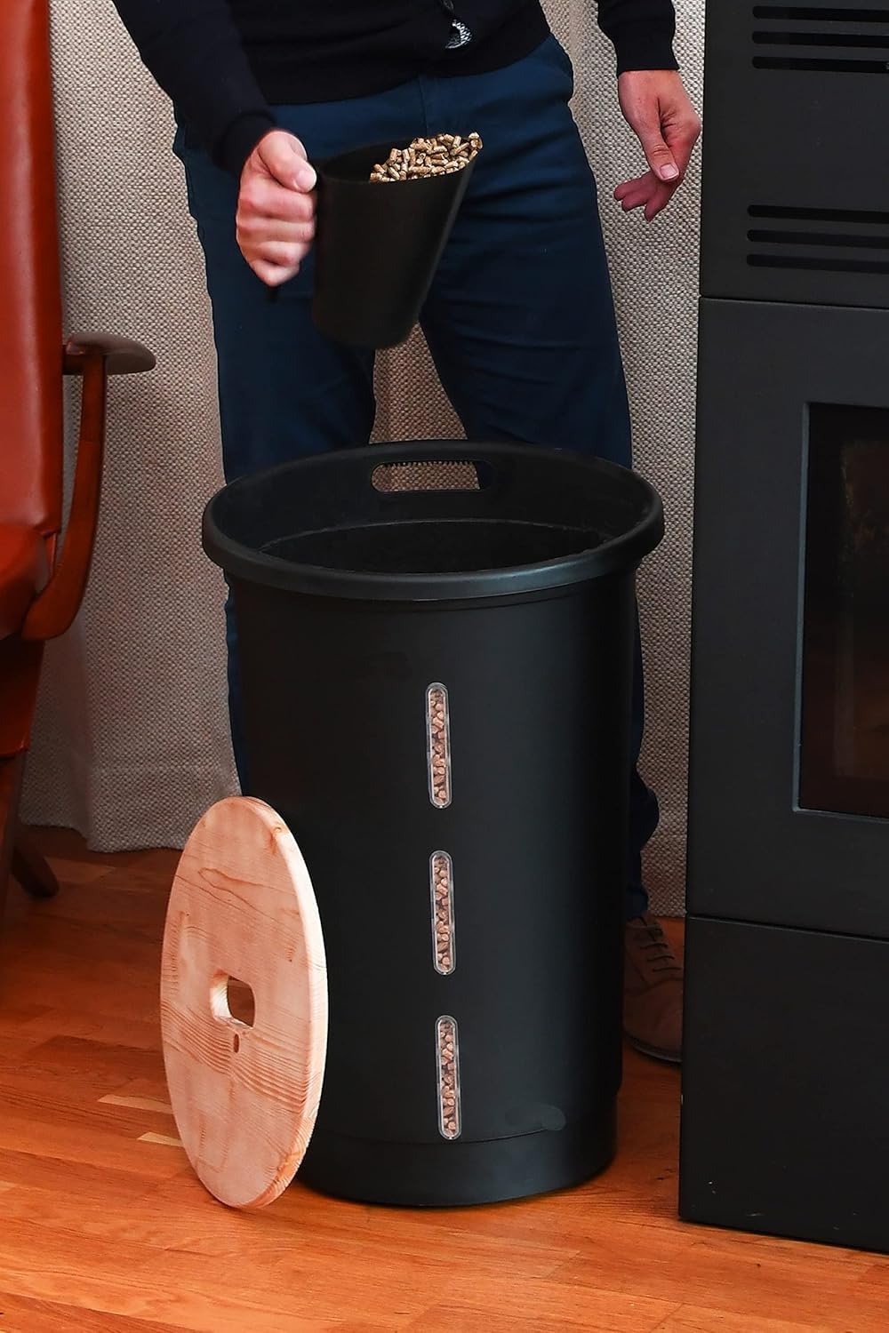 EDA - Baule per pellet Jura Montania con ruote 38 L - per 25 kg di pellets - nero, 010478 NO, Ø 39,7 x 60,5 cm