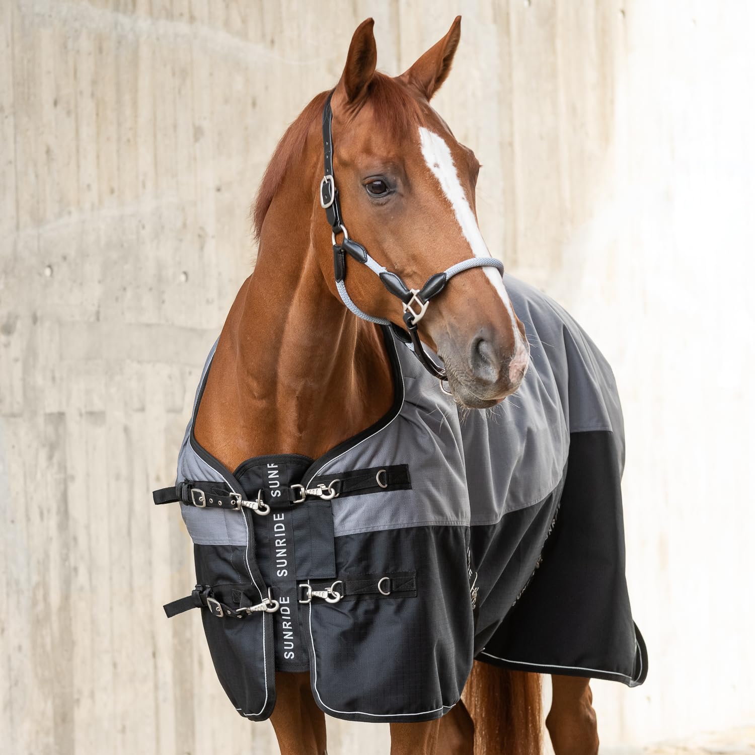 SUNRIDE Manta de Invierno para Caballos de 250g (Helsinki) - Reflectante, 1200D Ripstop - Parte para el Cuello Opcional - se Puede Combinar con Mantas Interiores (140 cm, Negro/Gris)