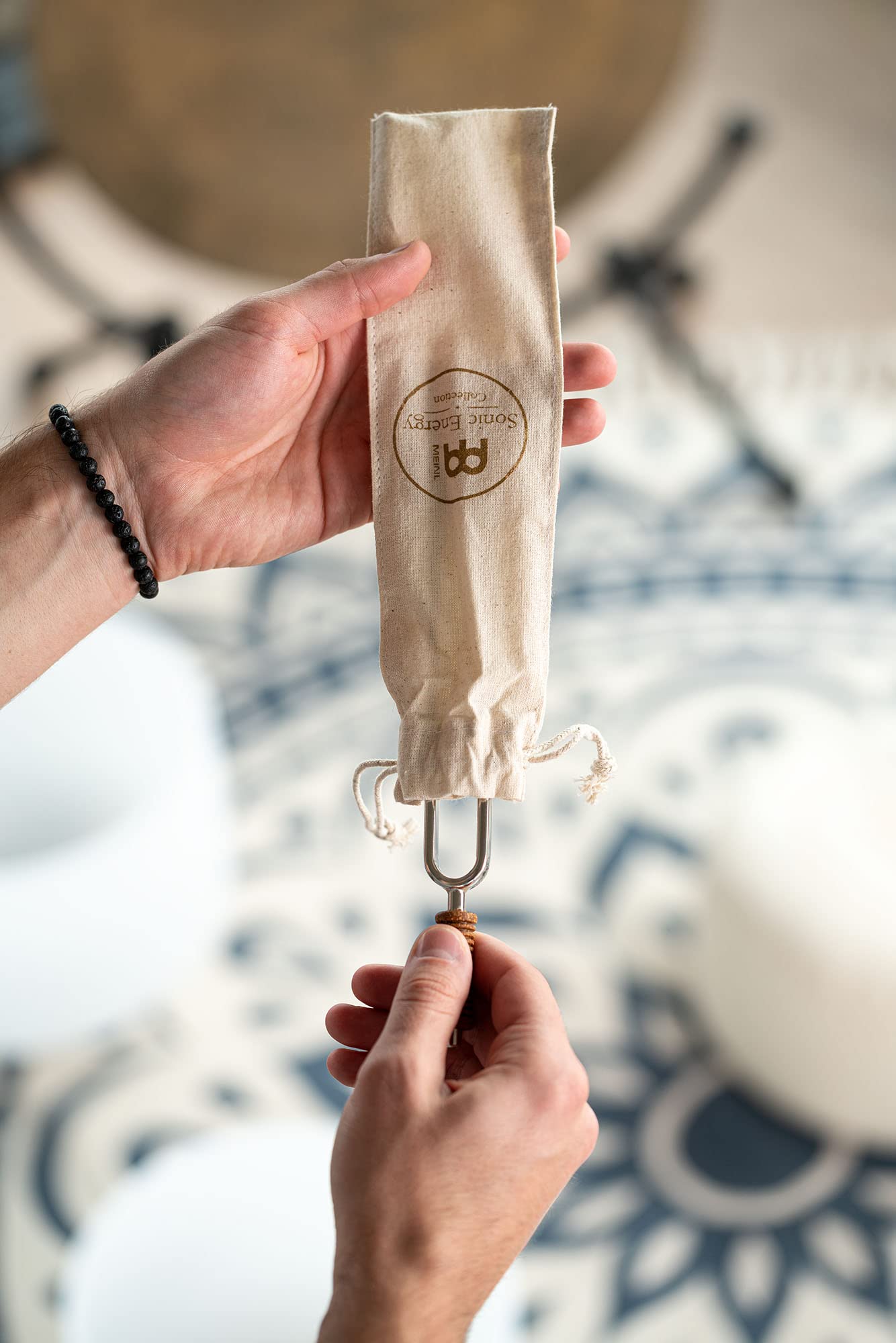 Sonic Energy Stimmgabel Massage Bundle, Blume des Lebens (TF-OIL-BUNDLE) | 128 Hz, Ton C3, 21 cm lang, 86 g, in Deutschland gefertigt, inkl. Hülle, Stimmgabel-Kugel, Schlägel und Massageöl