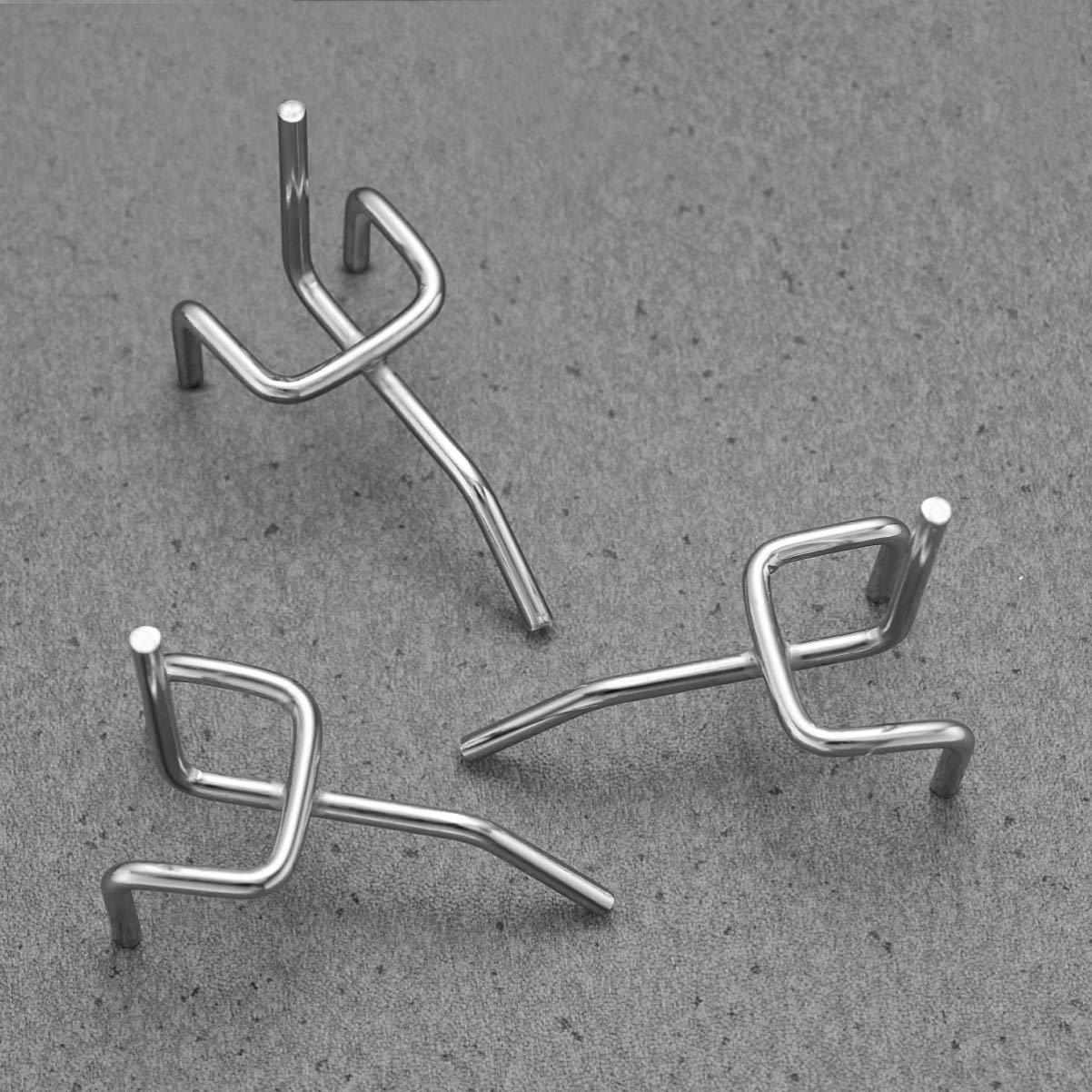 50 pcs Crochets pour panneaux perforés Crochets en métal pour Panneau perforé accessoires pour panneaux perforés crochets de garage Organisation doutils