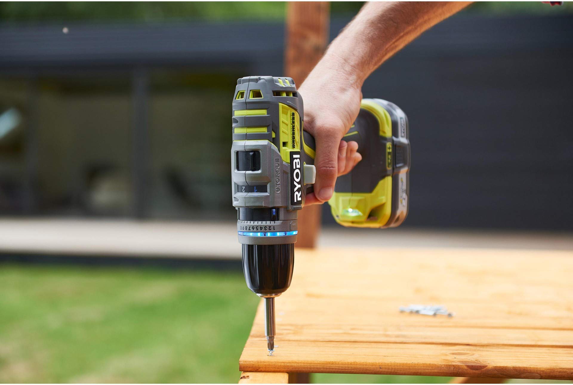 RYOBI - Perceuse a percussion Brushless 18V ONE + - 85 Nm - mandrin métal 13 mm - 2 baterie 5 Ah & 2 Ah, ładowanie, sac -