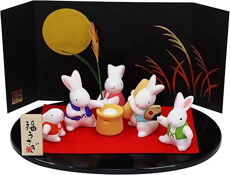 Amazon Co Jp 大阪 長生堂 置物 かわいい 餅つきうさぎ 十五夜 陶器 開運グッズ オリジナル木札サービス付 ホーム キッチン