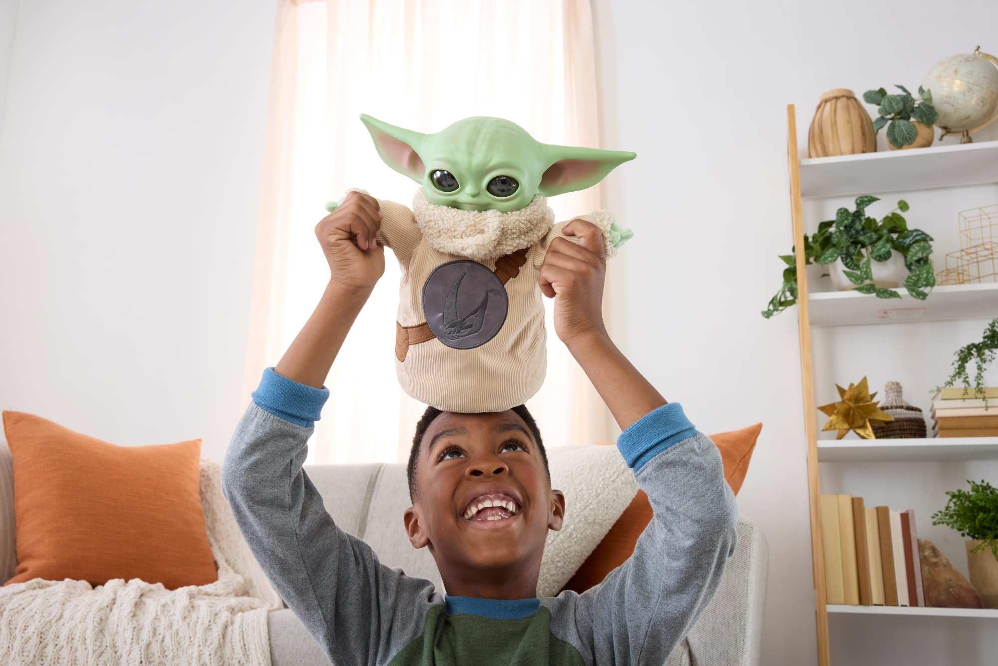 Mattel Star Wars The Mandalorian e Grogu - Grogu Baby Abbracci, peluche con gli occhi che si aprono ispirato al film, ricamo sul petto e corpo e mani morbide in tessuto, 3+ anni, JKN44