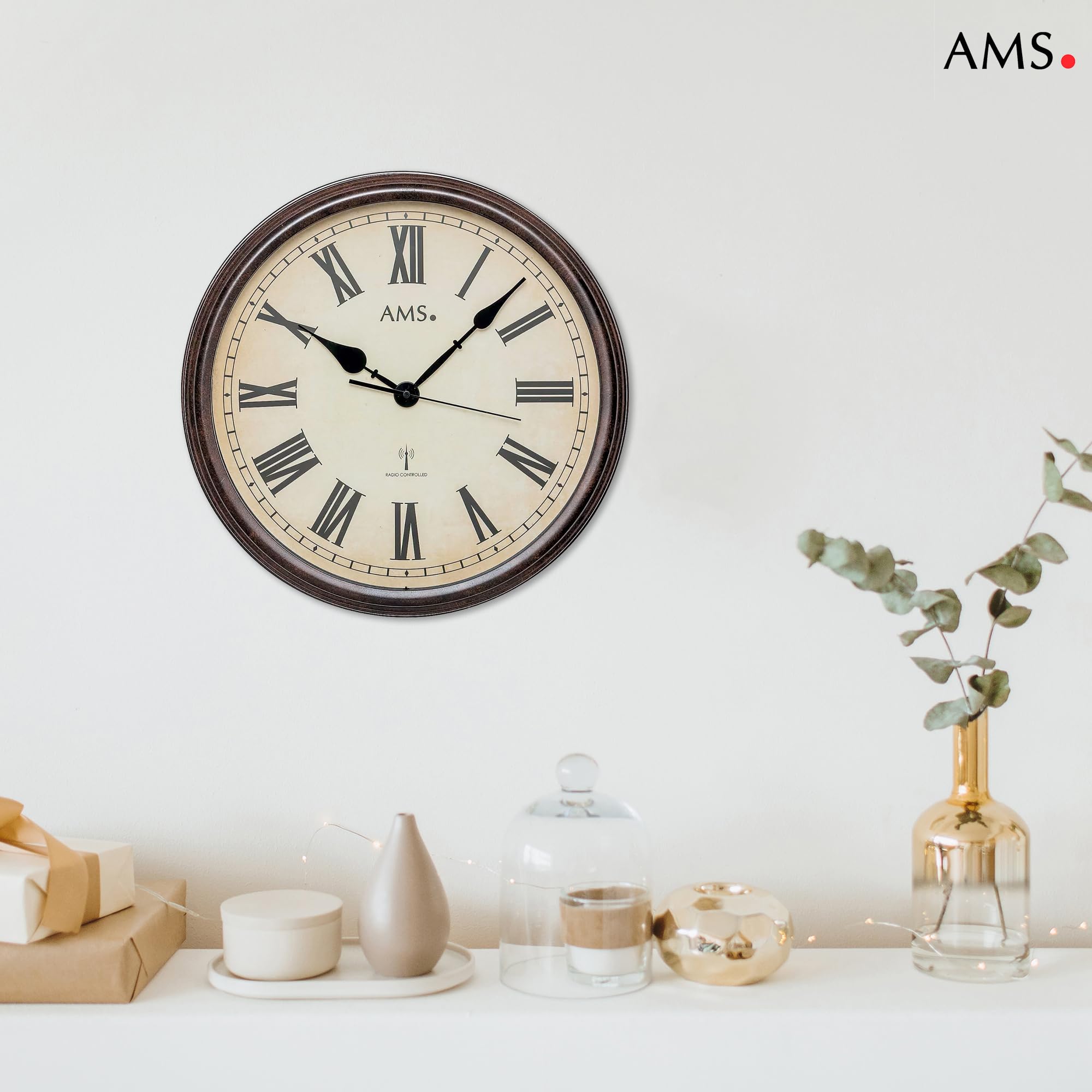 AMS 5977 Wanduhr 42 cm – geräuscharmes Funkwerk, Vintage Retro Funkwanduhr mit römischen Ziffern, analoge Funkuhr aus Acrylglas, große Wanduhr für Wohnzimmer, Küche, dekorative Uhr im Antik Design
