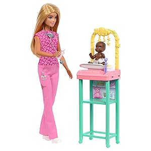 Barbie Pediatra Muñeca, muñeca de moda rubia con uniforme de médico rosa, un muñeco bebé con accesorios y muebles de bebé, JCR72 - Oferta en Juguetes y juegos
