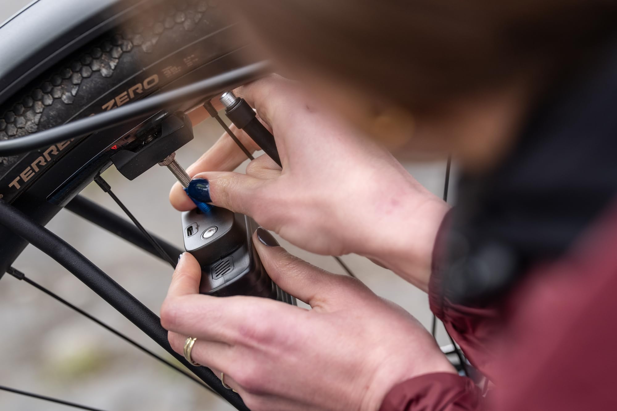 BBB Cycling BarBank Mini Pompe à Vélo Électrique – Ultra-Portable Format – Gonfleur 120 PSI / 8 Bar pour VTT, Route & Gravel – Charge Rapide USB-C, Éclairage LED – Compatible Valves Presta & Schrader