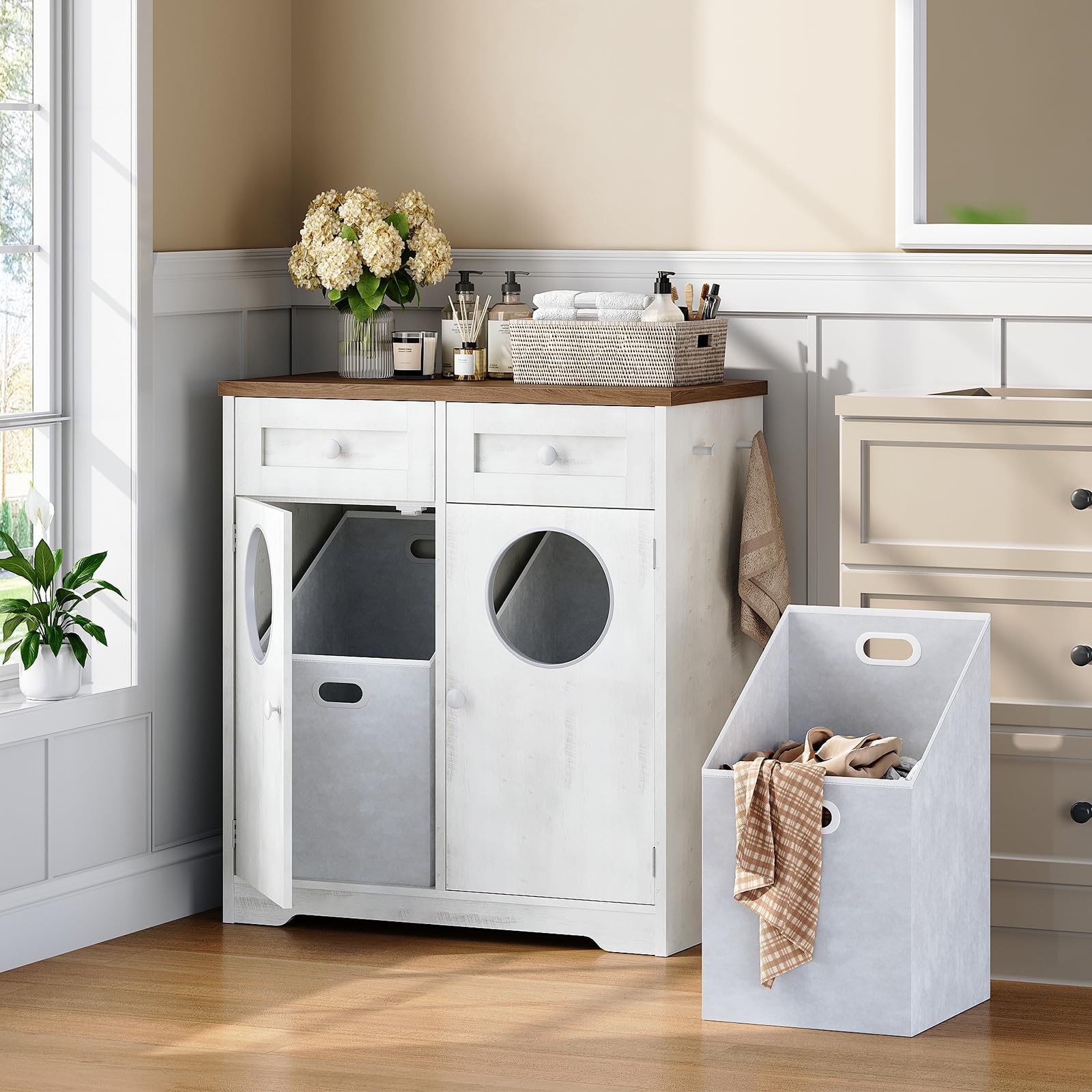 HOOBRO Mobile Portabiancheria per Bagno con Doppio Cesto Portabiancheria Inclinabile, Mobiletto Bagno con 2 Cassetto, 2 Sportelli, per Bagno, Lavanderia, Bianco e Noce EWHZ36XY01