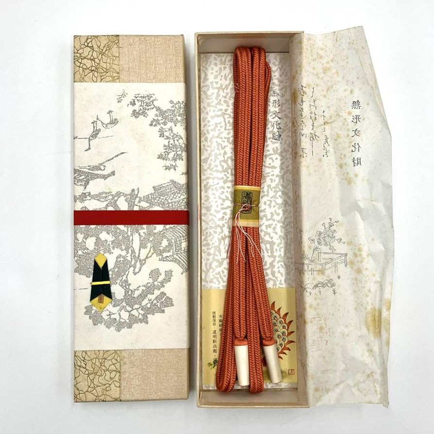 道明新兵衛　ループネクタイ　ペンダント　無形文化財　蝶々　宮内庁御用達　稀少 Amazon.co.jp: 無形文化財 道明新兵衛 有職組紐司 帯締め 朱色