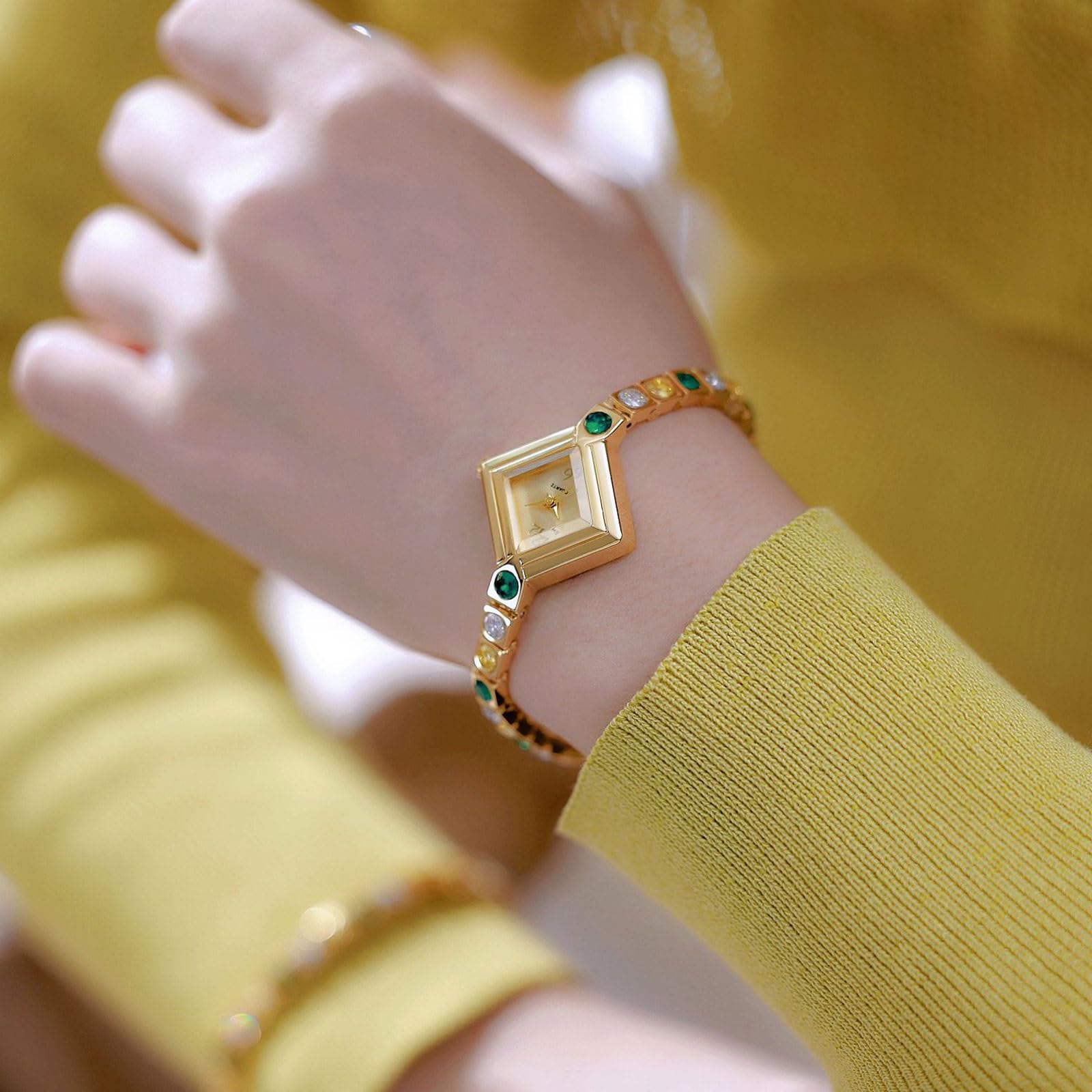 Superbe montre à quartz avec bracelet de luxe léger, montre décontractée vert printemps avec cadran carré est un cadeau tendance pour les femmes Montre-bracelet
