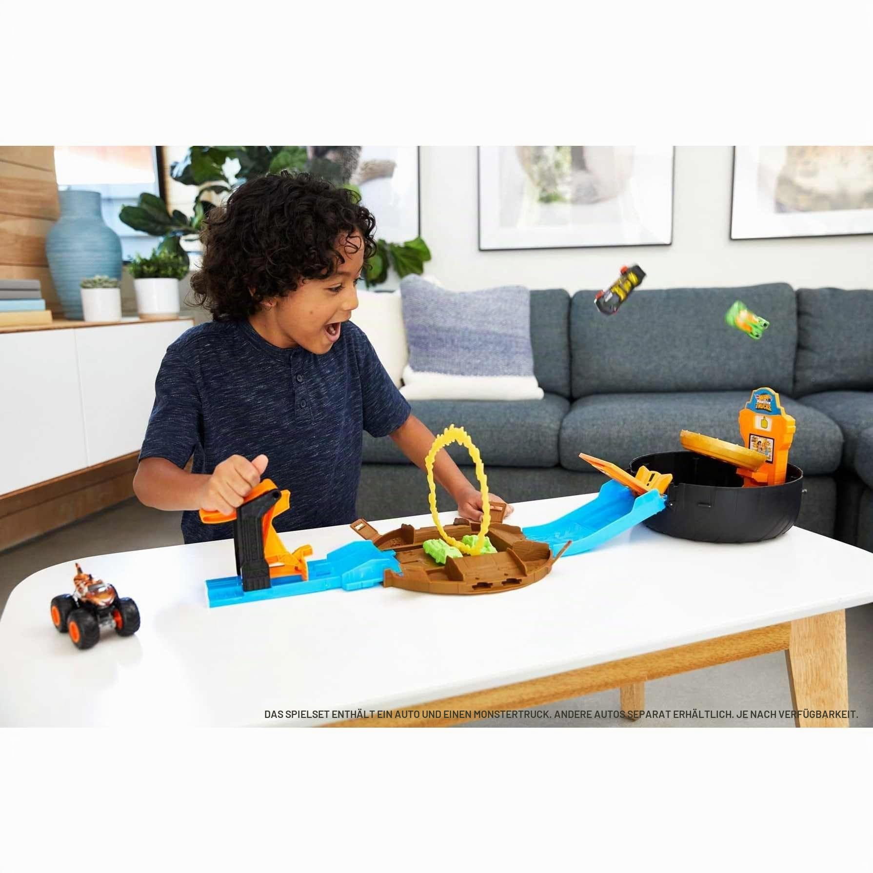 Hot Wheels GVK48 - Monster Trucks Stunt Reifen Spielset mit Startrampe, 1 Hot Wheels-Auto im Maßstab 1:64 und 1 Monster Truck, Spielzeug Autorennbahn für Kinder ab 4 Jahren
